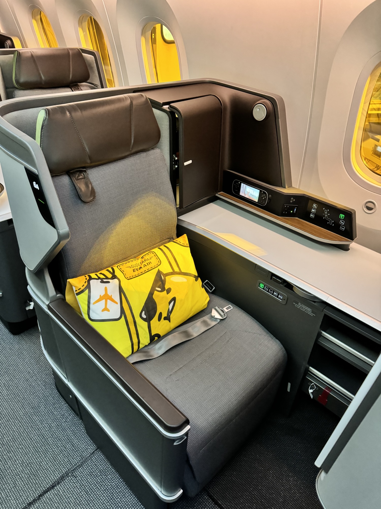 エバー航空B787-9ロイヤルローレルクラスの窓側2A席
