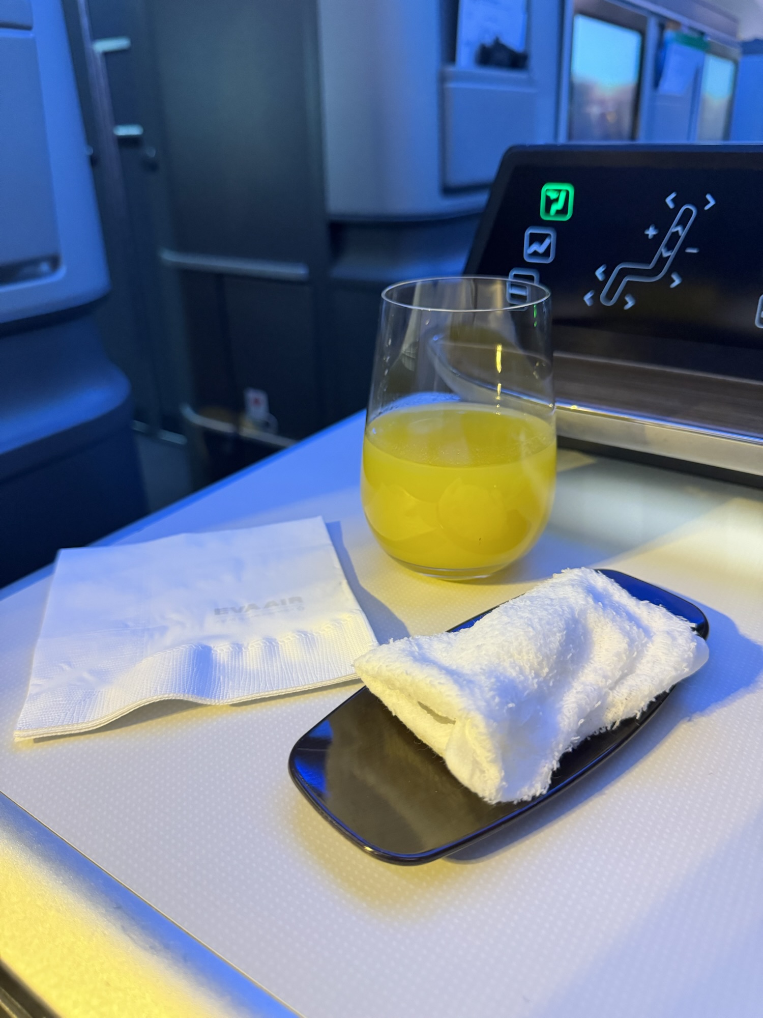 エバー航空ビジネスクラスのウェルカムドリンク