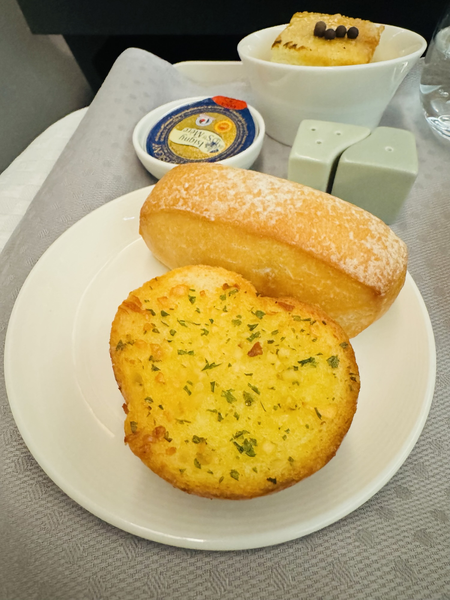 エバー航空ビジネスクラスで提供されたイズニーのバターとパン