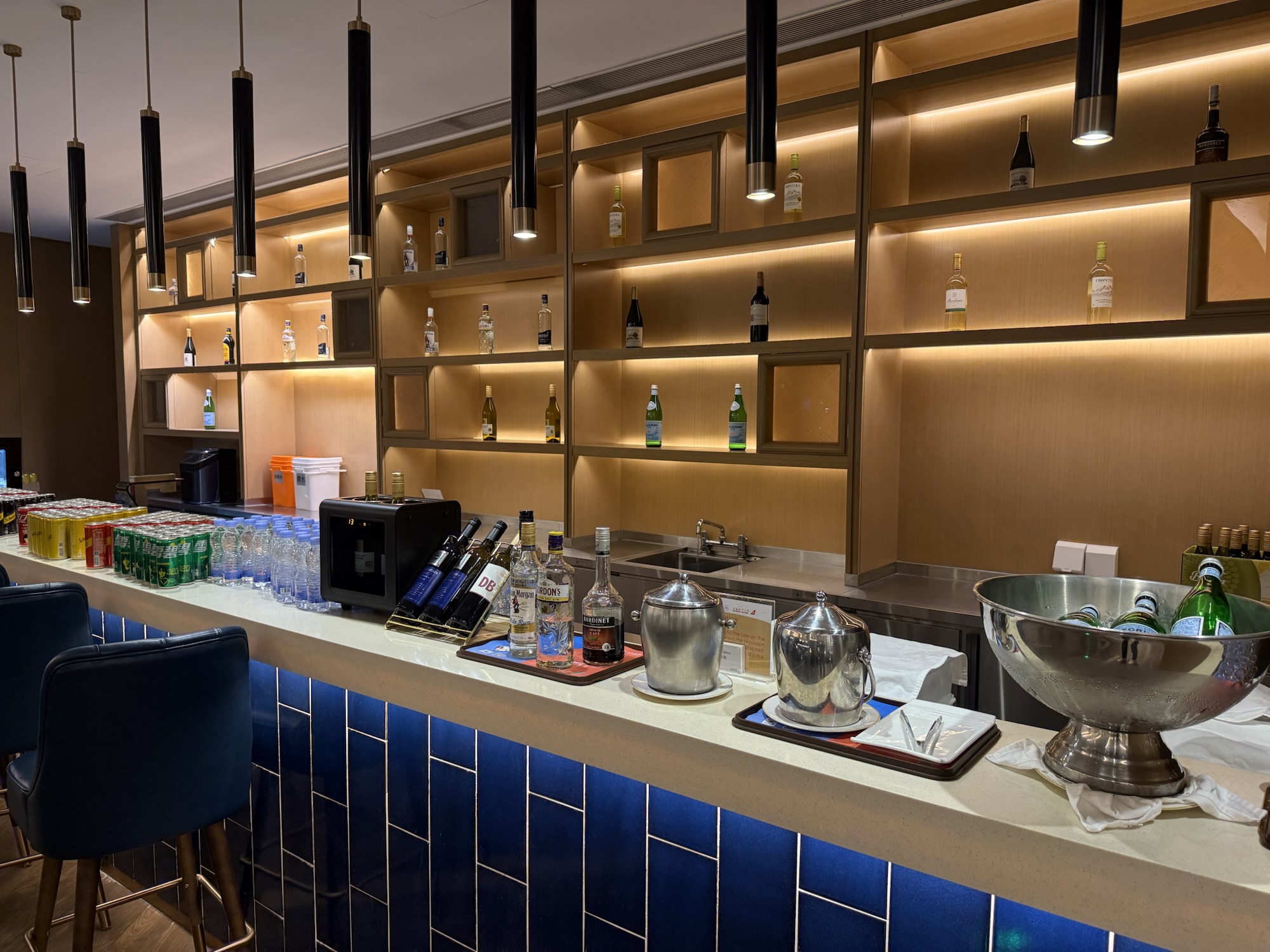 ラウンジ内のバーカウンター