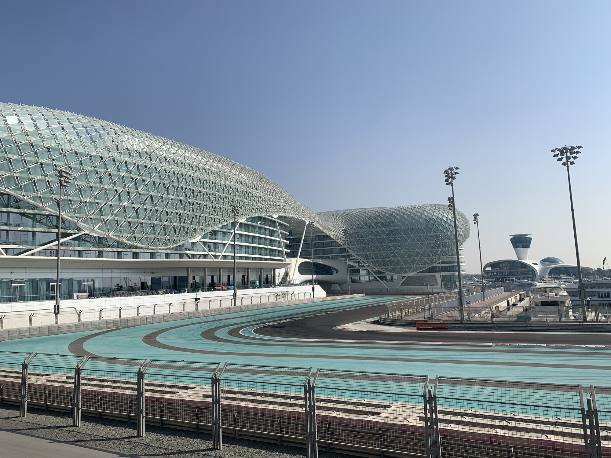 ヤス・アイランドの近代建築