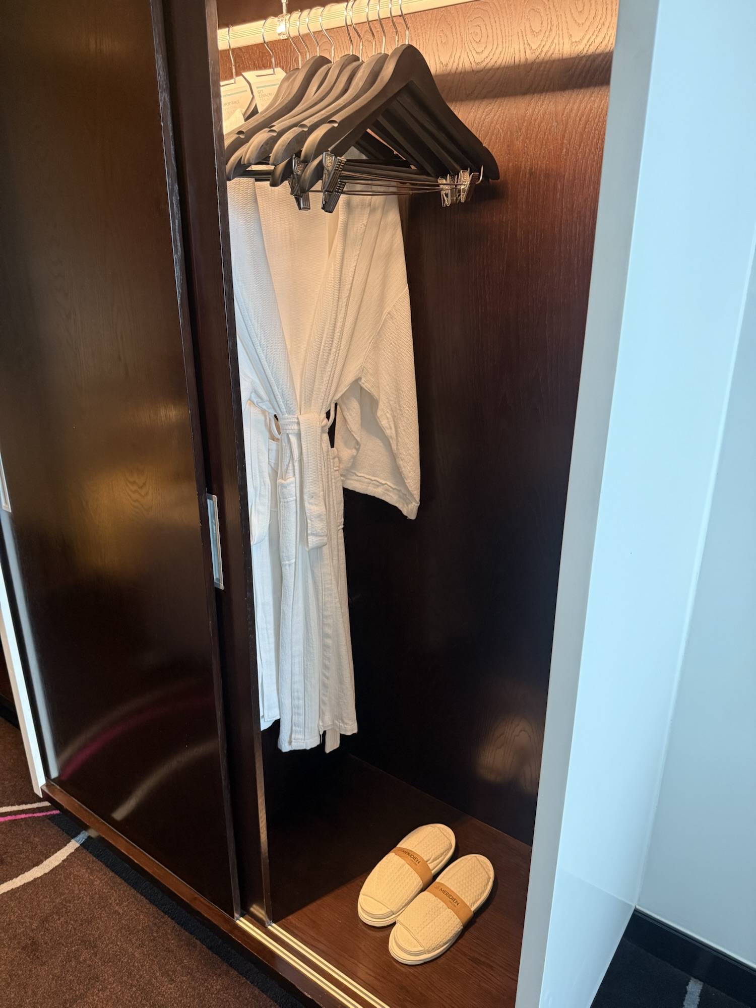 バスローブとスリッパ