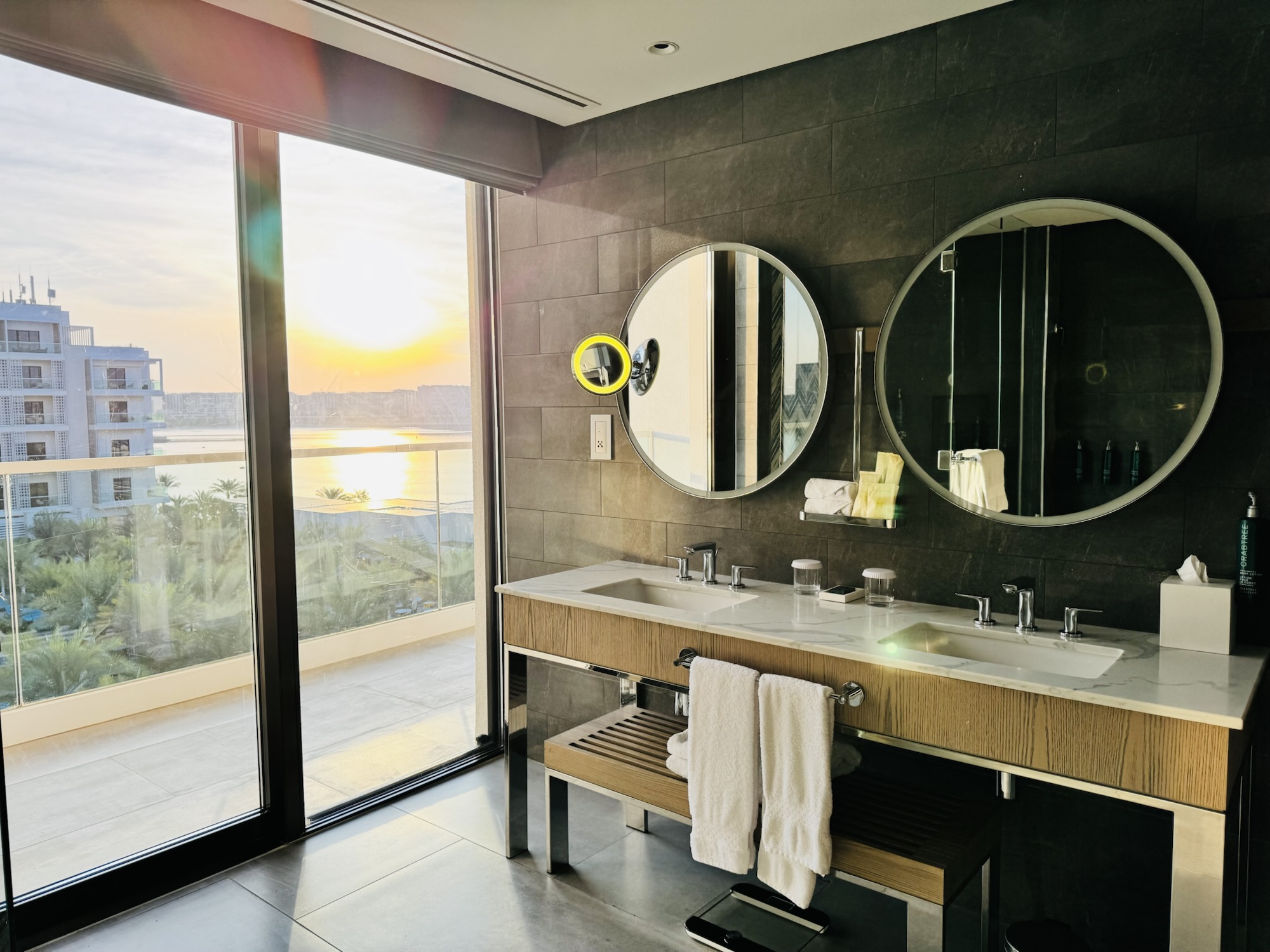 夕暮れのバスルーム