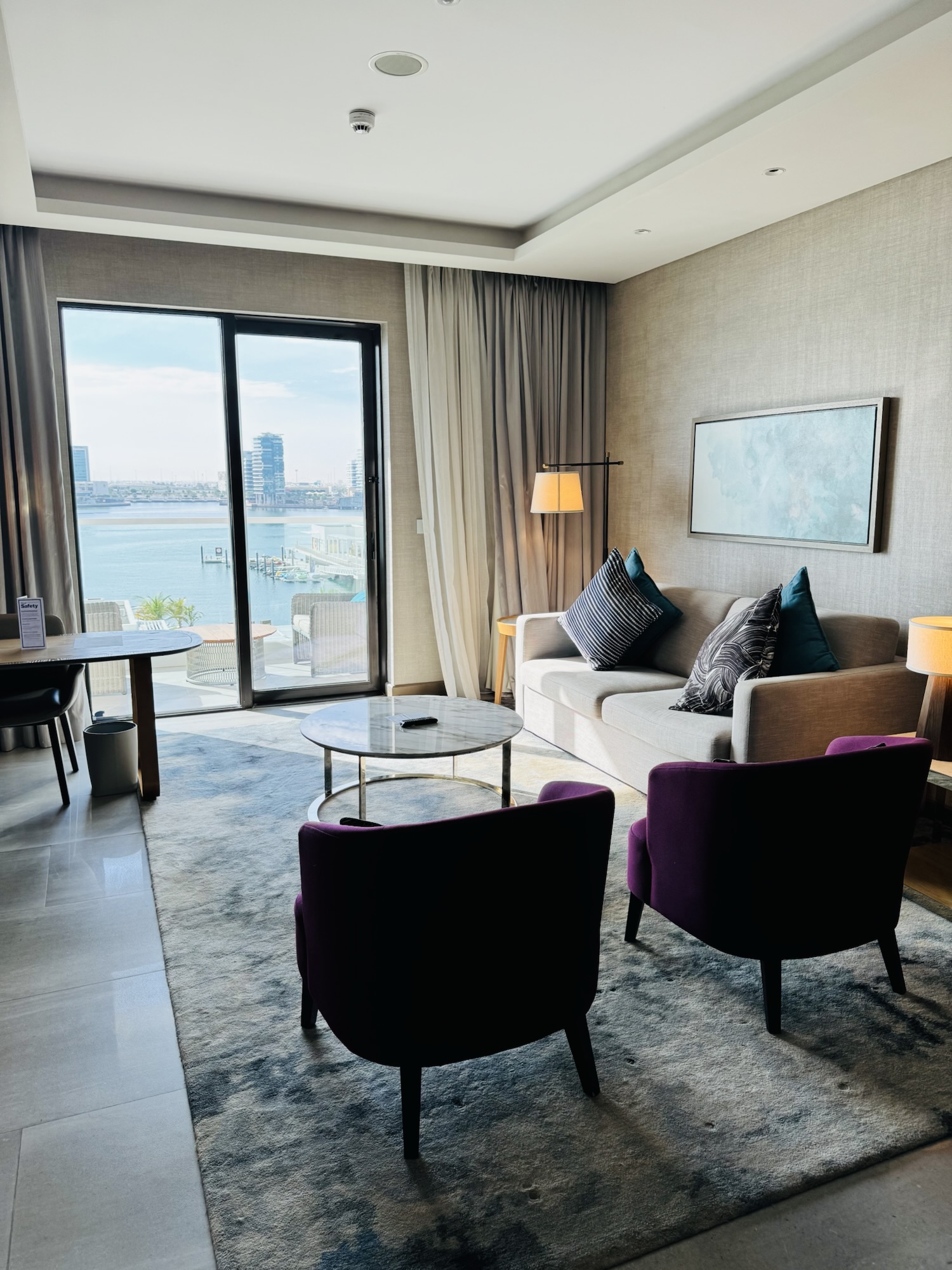 リビングルーム全景