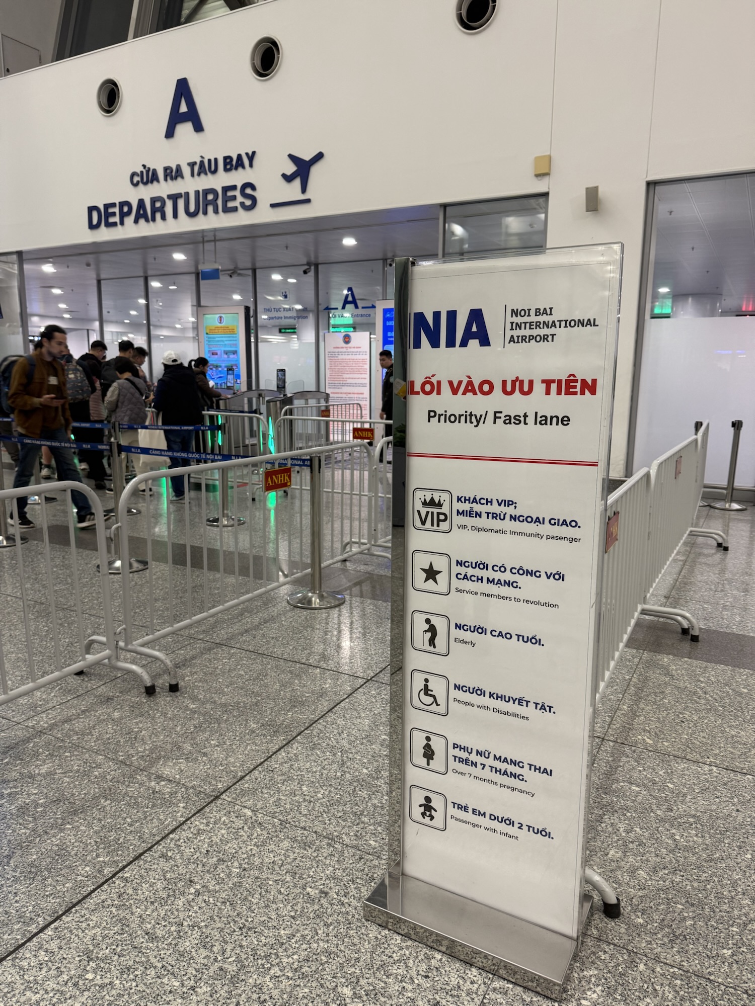 ノイバイ国際空港のプライオリティ・ファストレーン