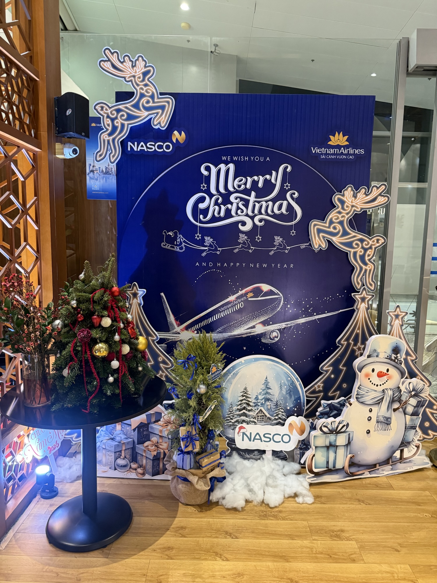 ラウンジ内のNASCOクリスマスパネル