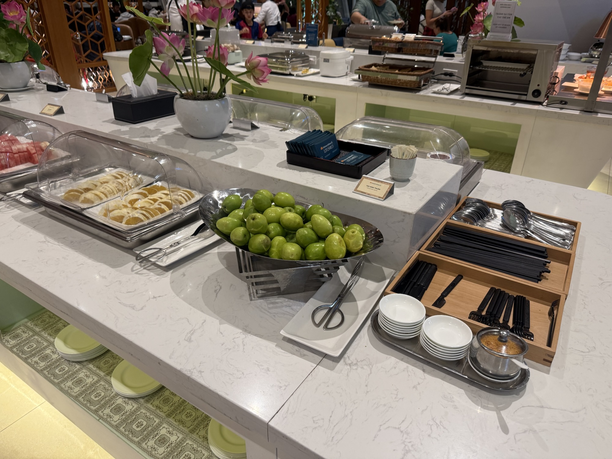 Lotus Loungeのフードカウンター（フルーツ・デザート）