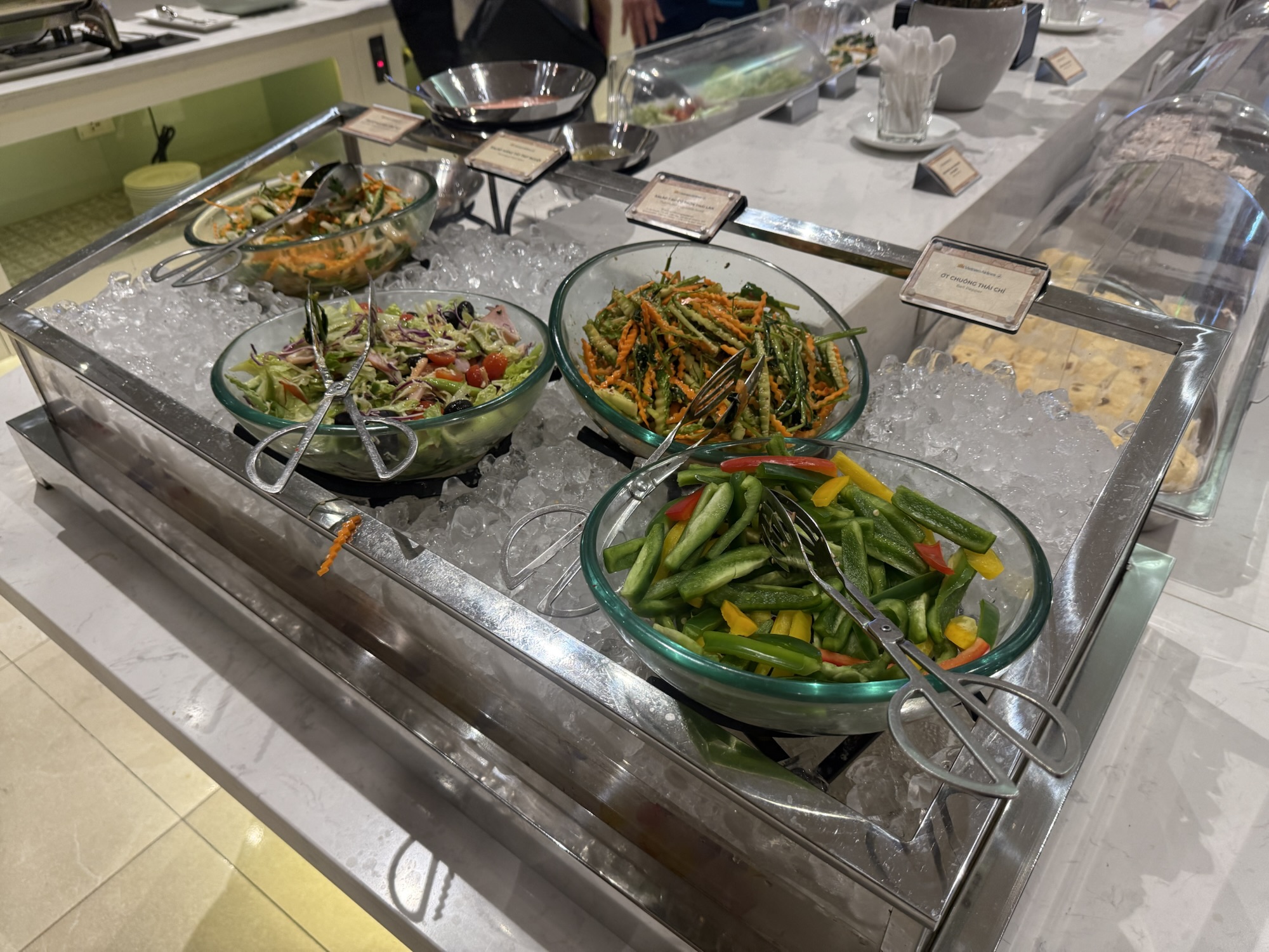 Lotus Loungeのサラダバー（氷上）