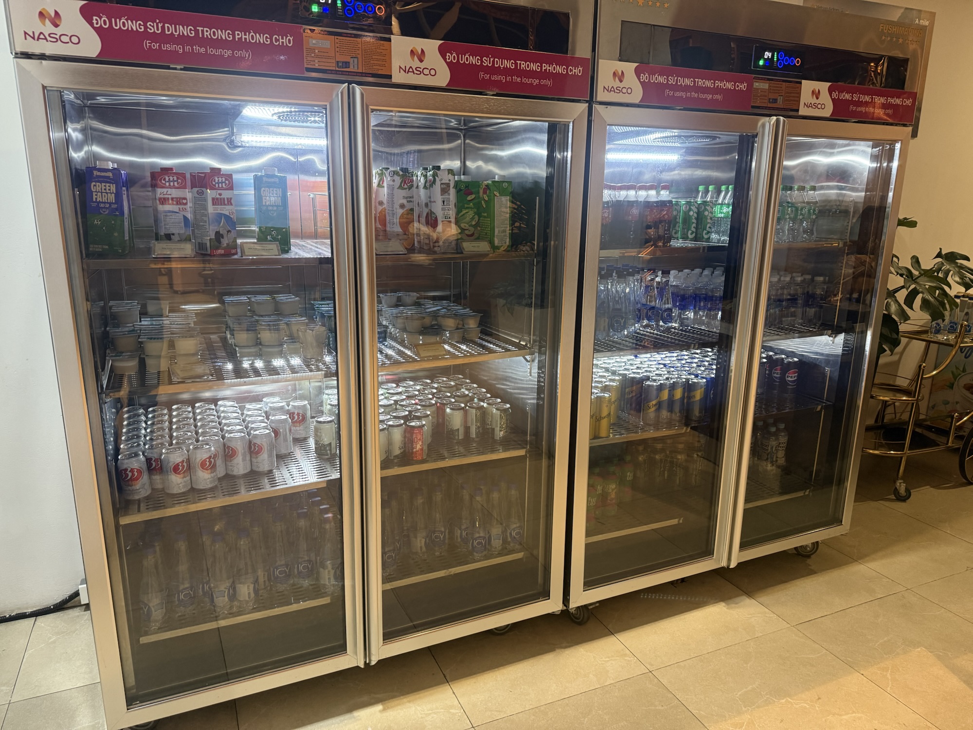 NASCOラウンジのドリンク冷蔵庫