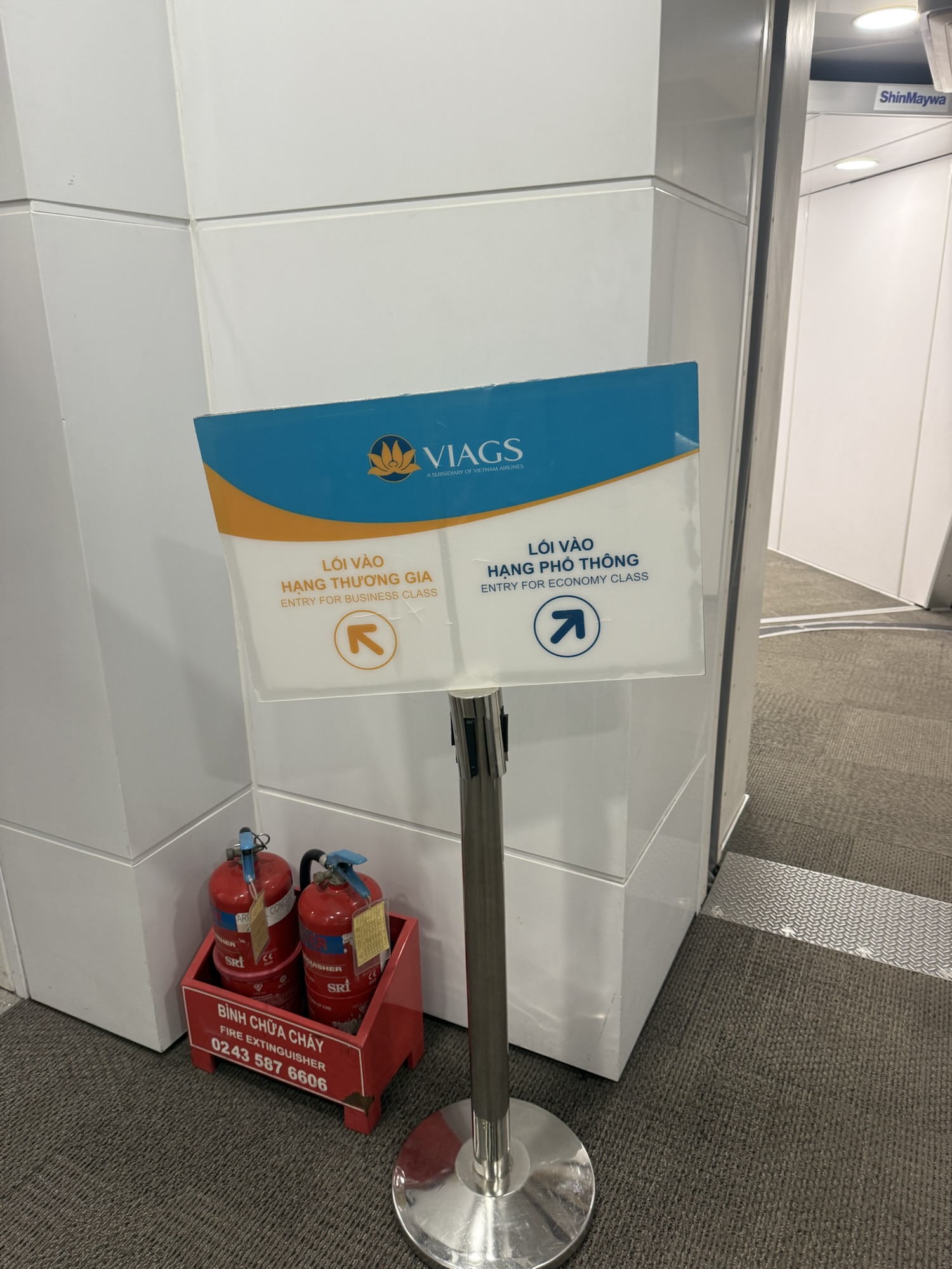 搭乗ゲートのビジネス・エコノミー分岐案内