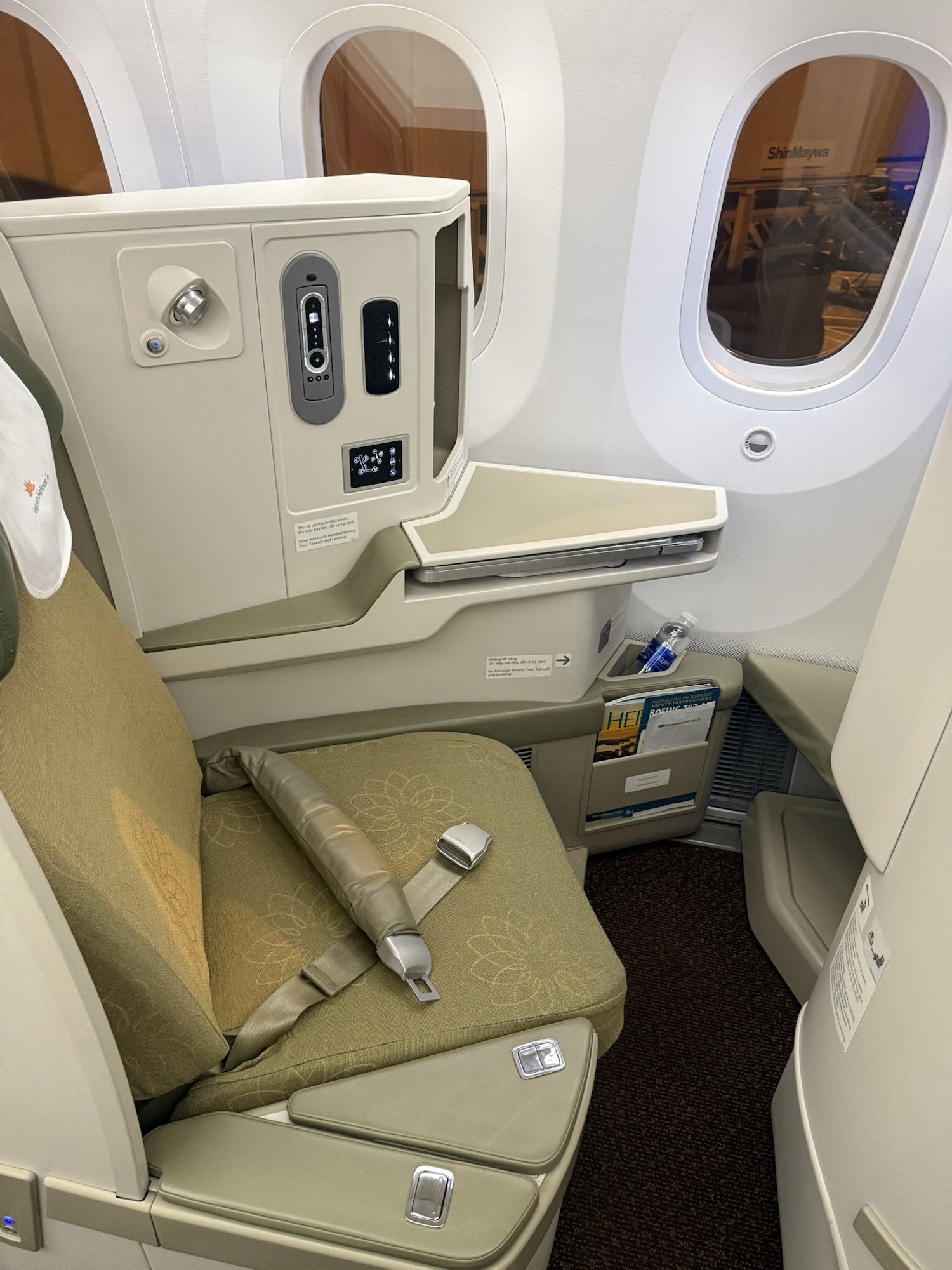 ベトナム航空ビジネスクラスのシート（窓側全景）