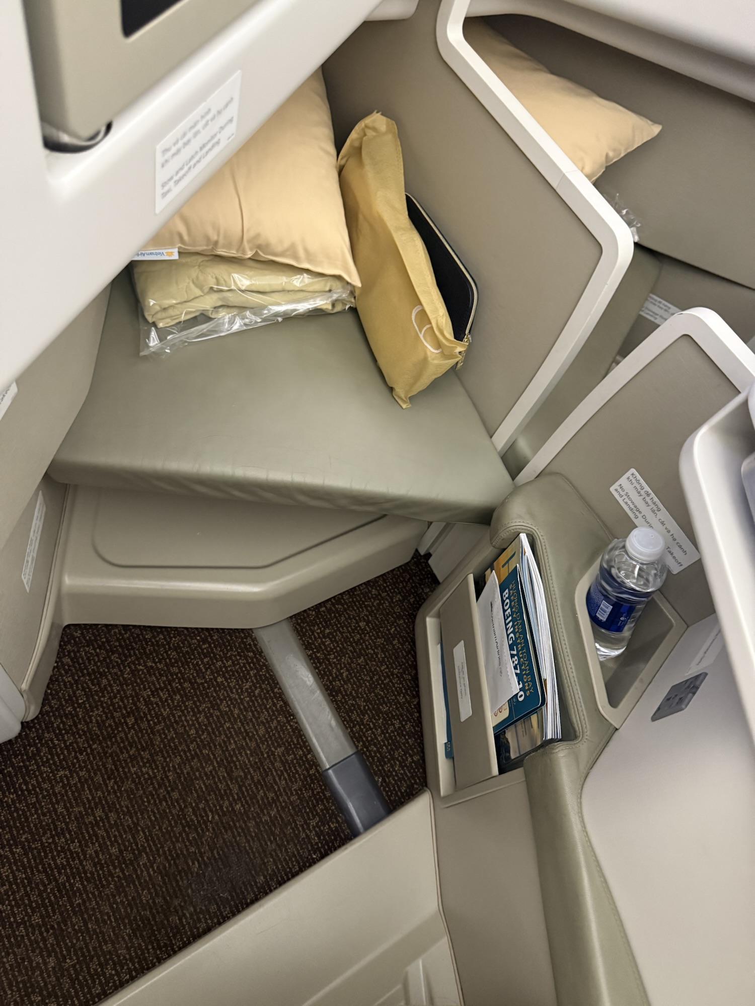 シートのフットウェルと全体配置