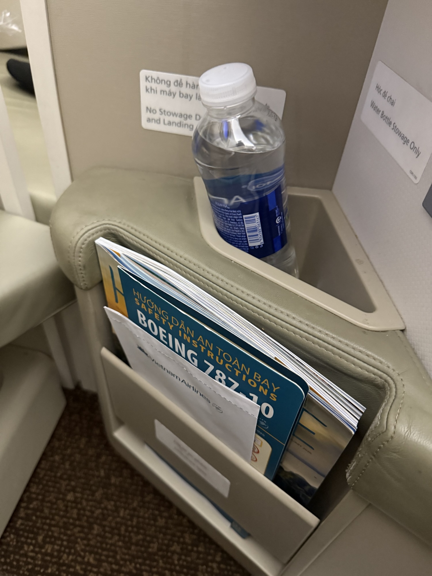 シートサイドのポケットとミネラルウォーター