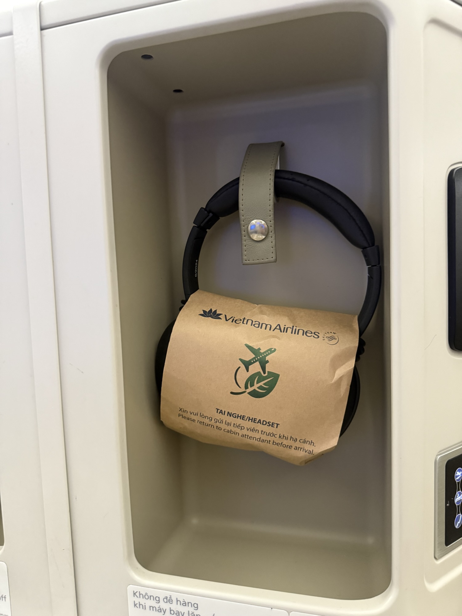シート収納ボックスのヘッドホン