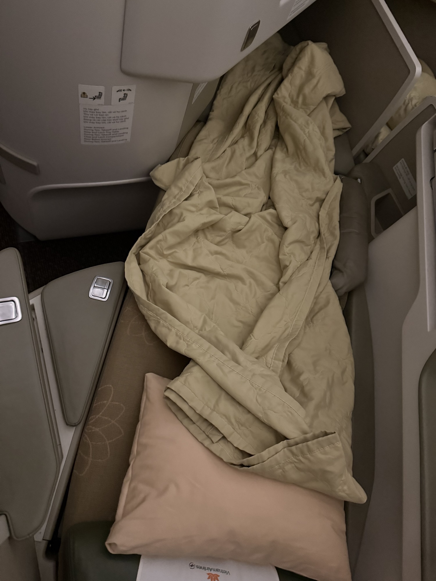 使用後の毛布と枕