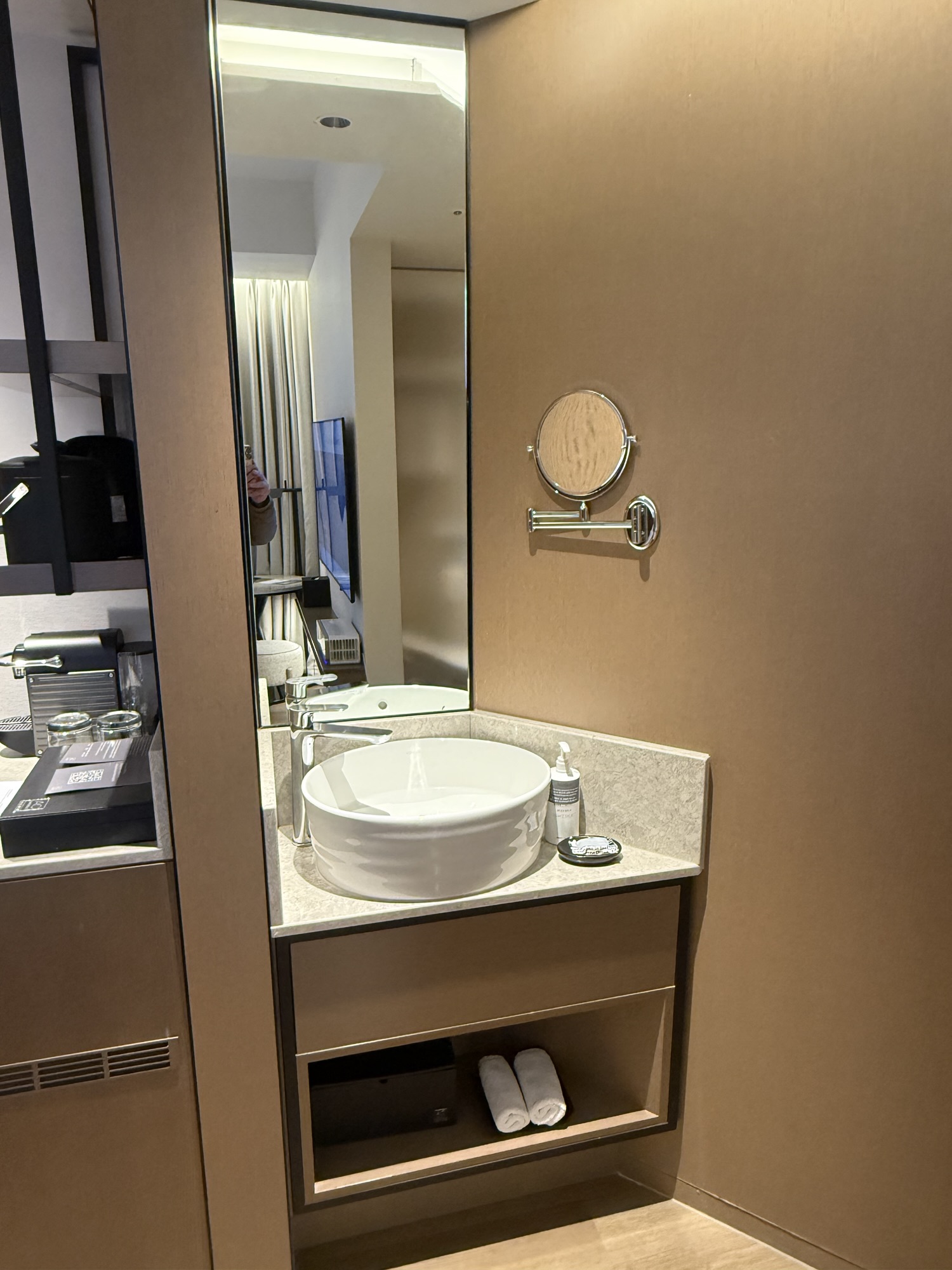 丸型ベッセルシンクと拡大鏡付き洗面台