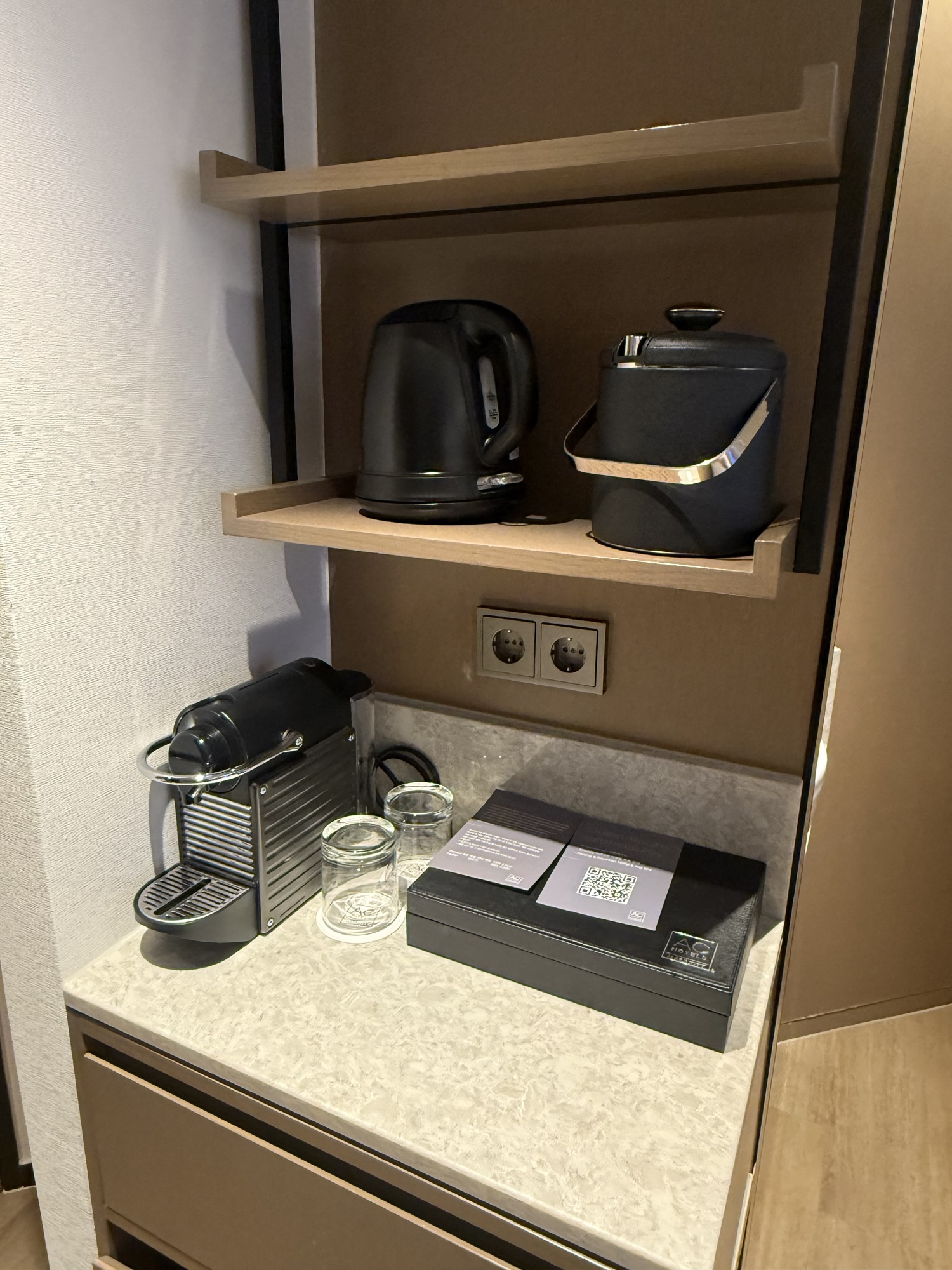 客室のドリンクステーション、ネスプレッソとケトル