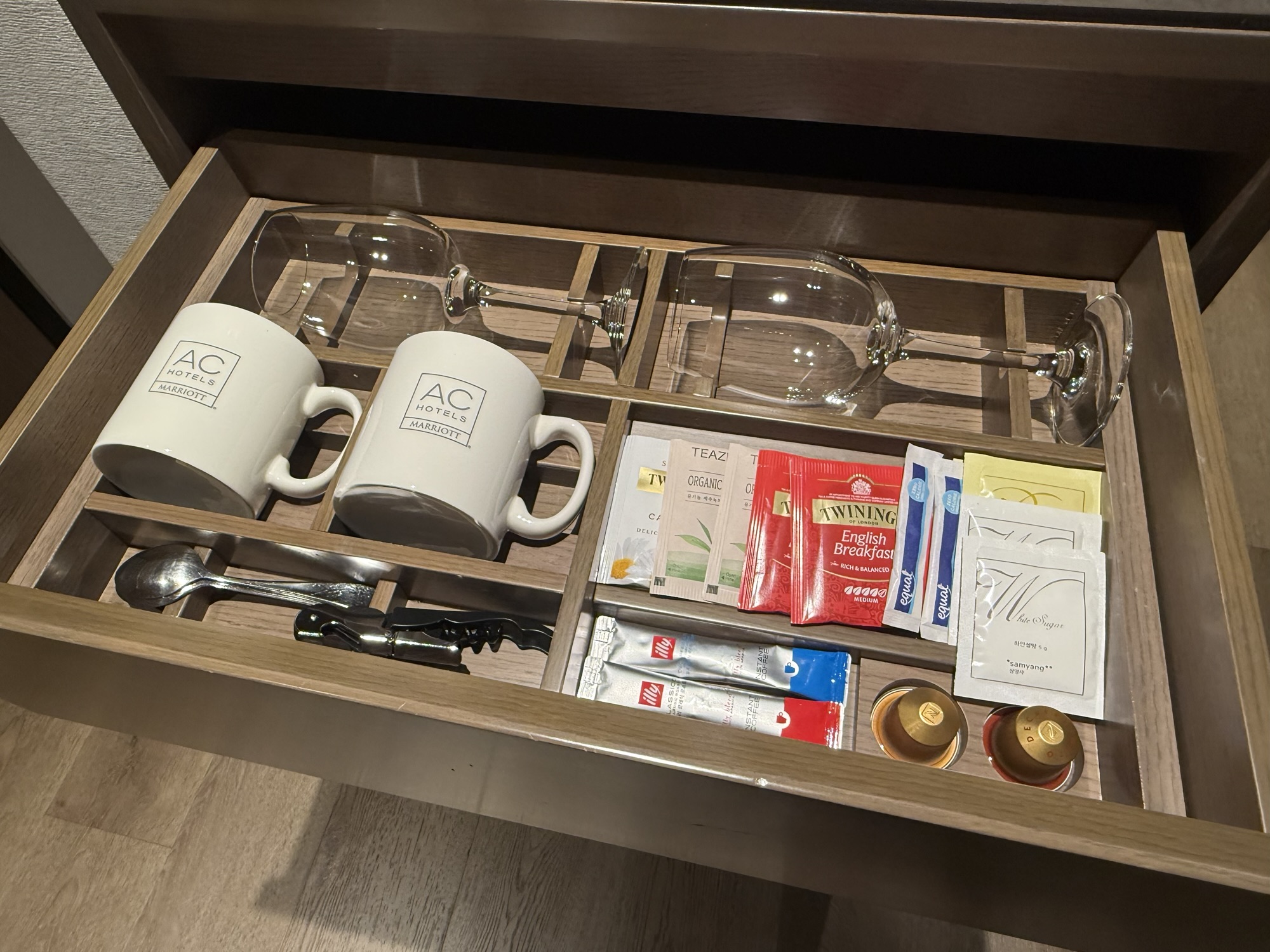 ドロワーの中、ACマグカップとティーバッグ