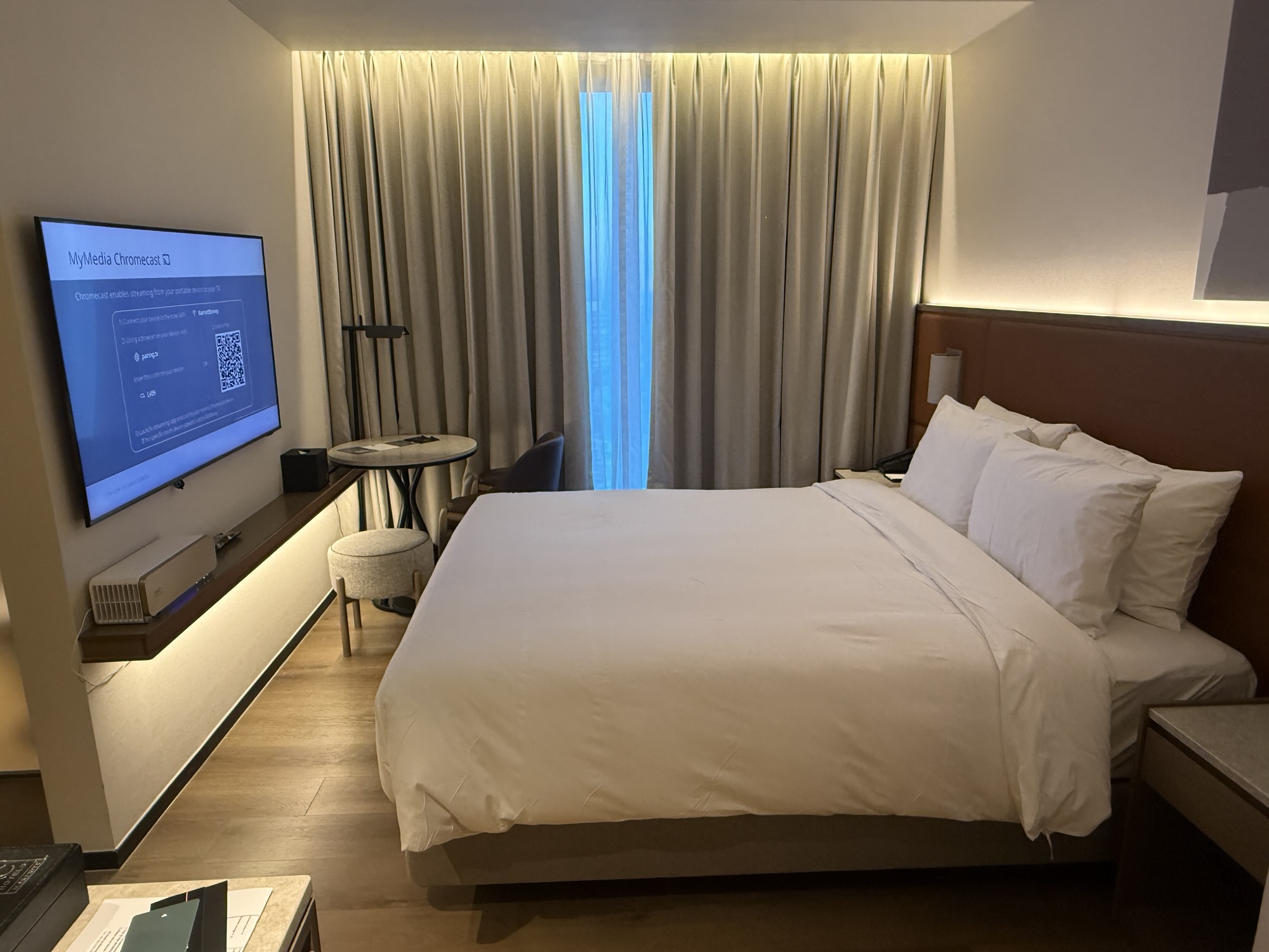 客室全景、ダブルベッドとスマートTV