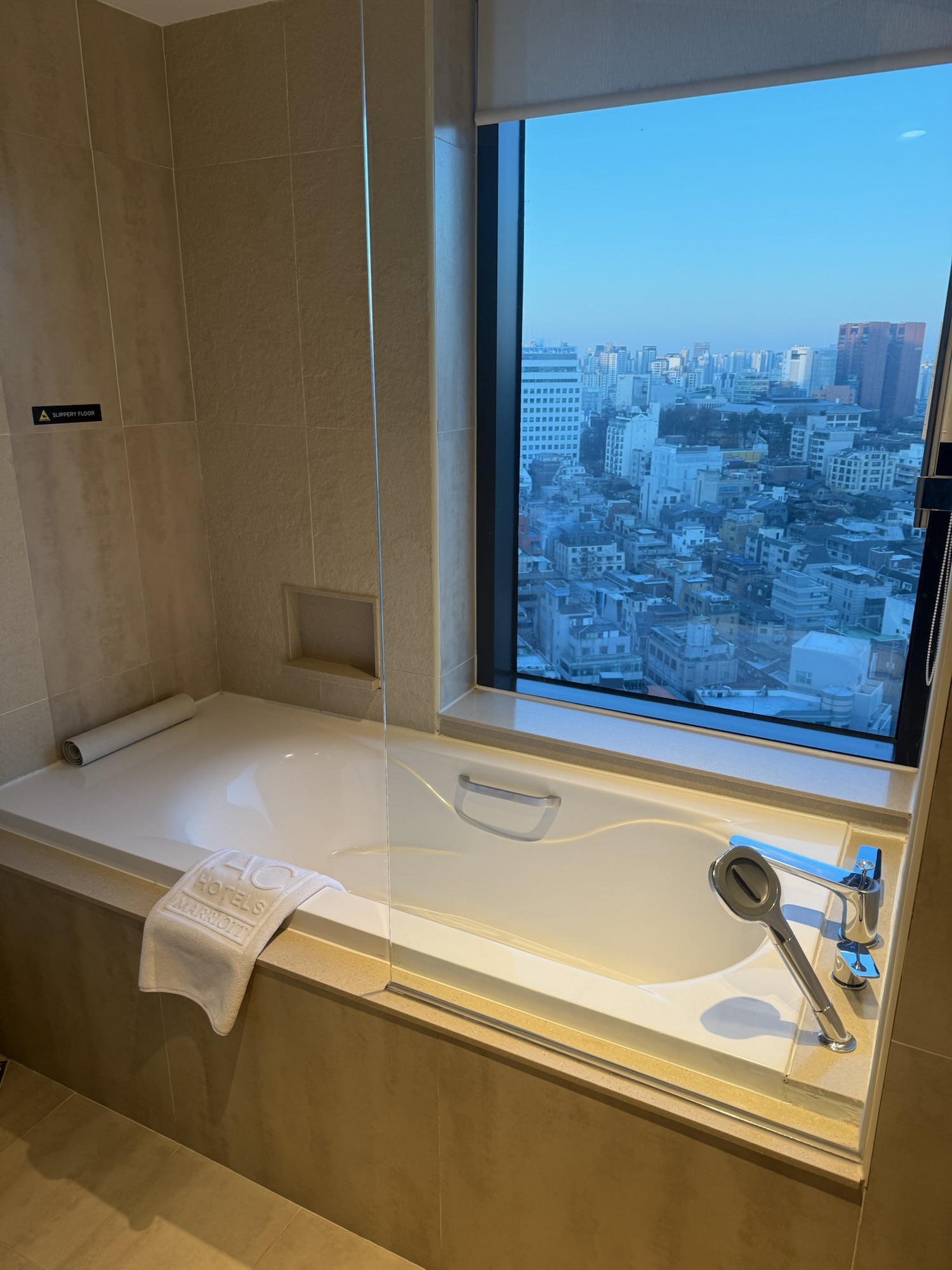 窓に面した窓際バスタブ