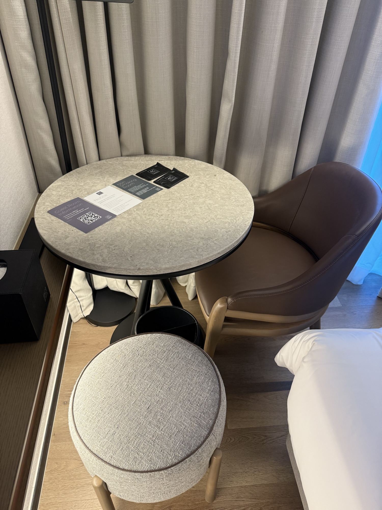 窓際のラウンドテーブルとチェア、スツール