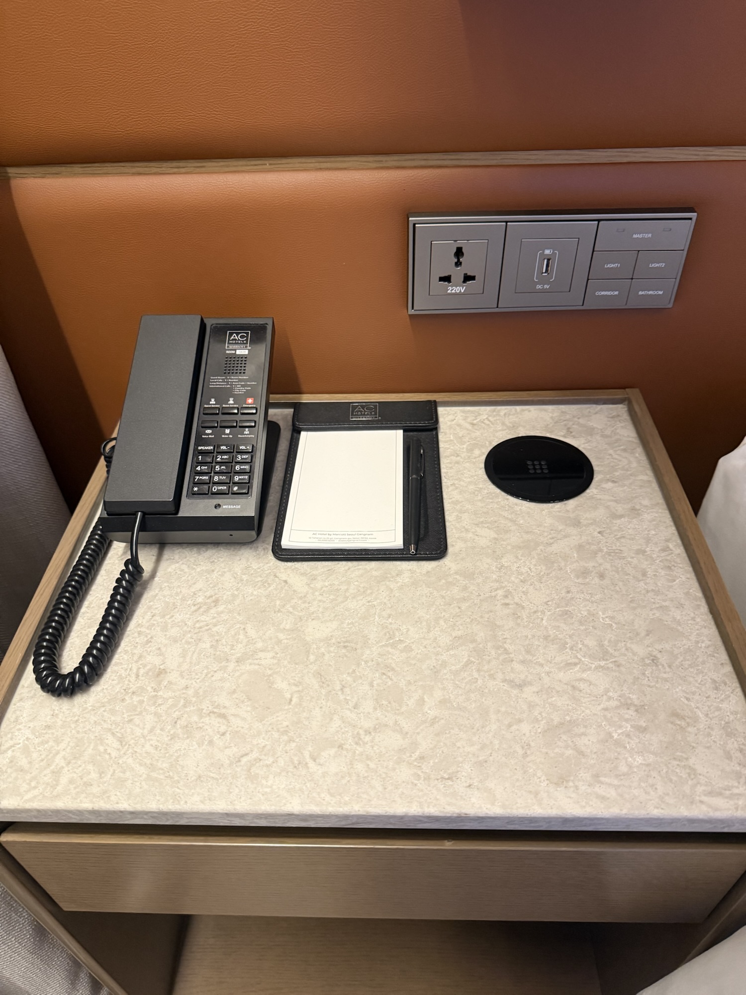 ナイトテーブルの充電設備、220V、USB、ワイヤレス充電パッド