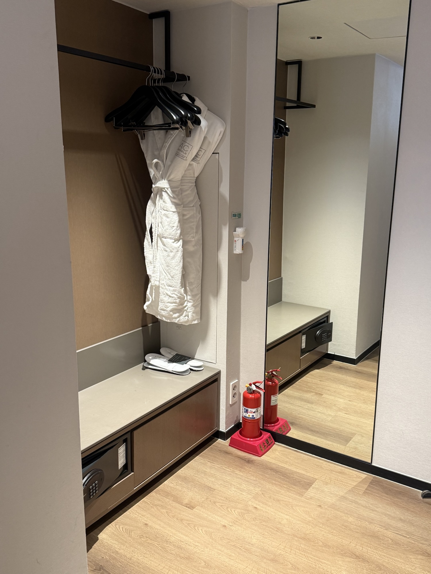 クローゼット、バスローブ、スリッパ、セーフティボックス