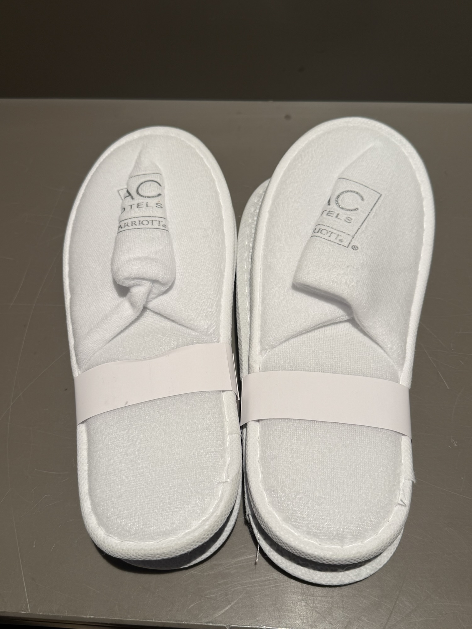 ACホテルズ by マリオット ロゴ入りスリッパ