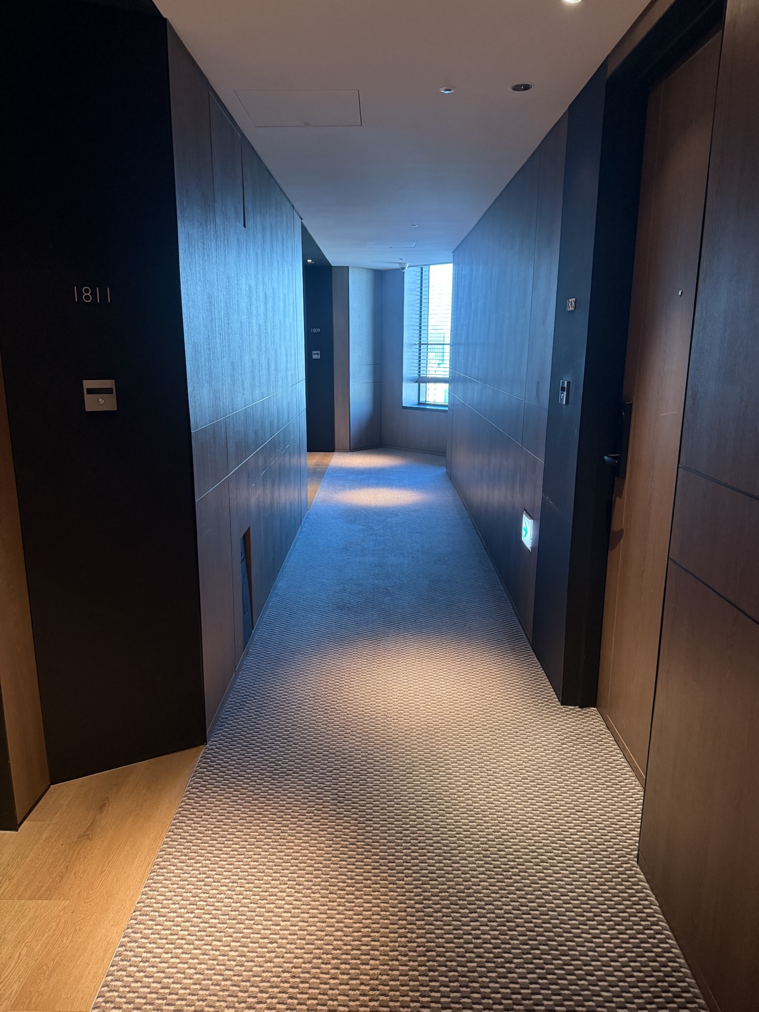18階の客室フロア廊下、1811号室前