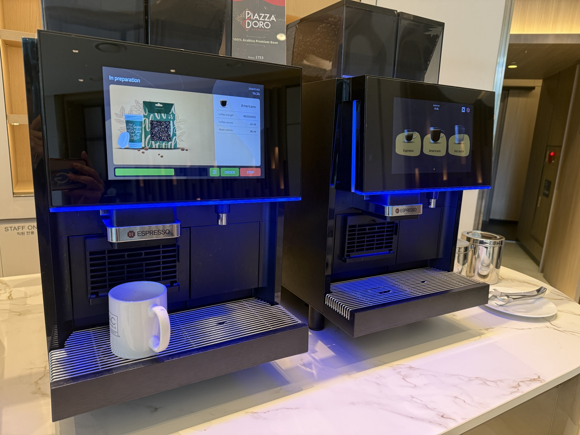 ACラウンジのPiazza d'Oroエスプレッソマシン2台