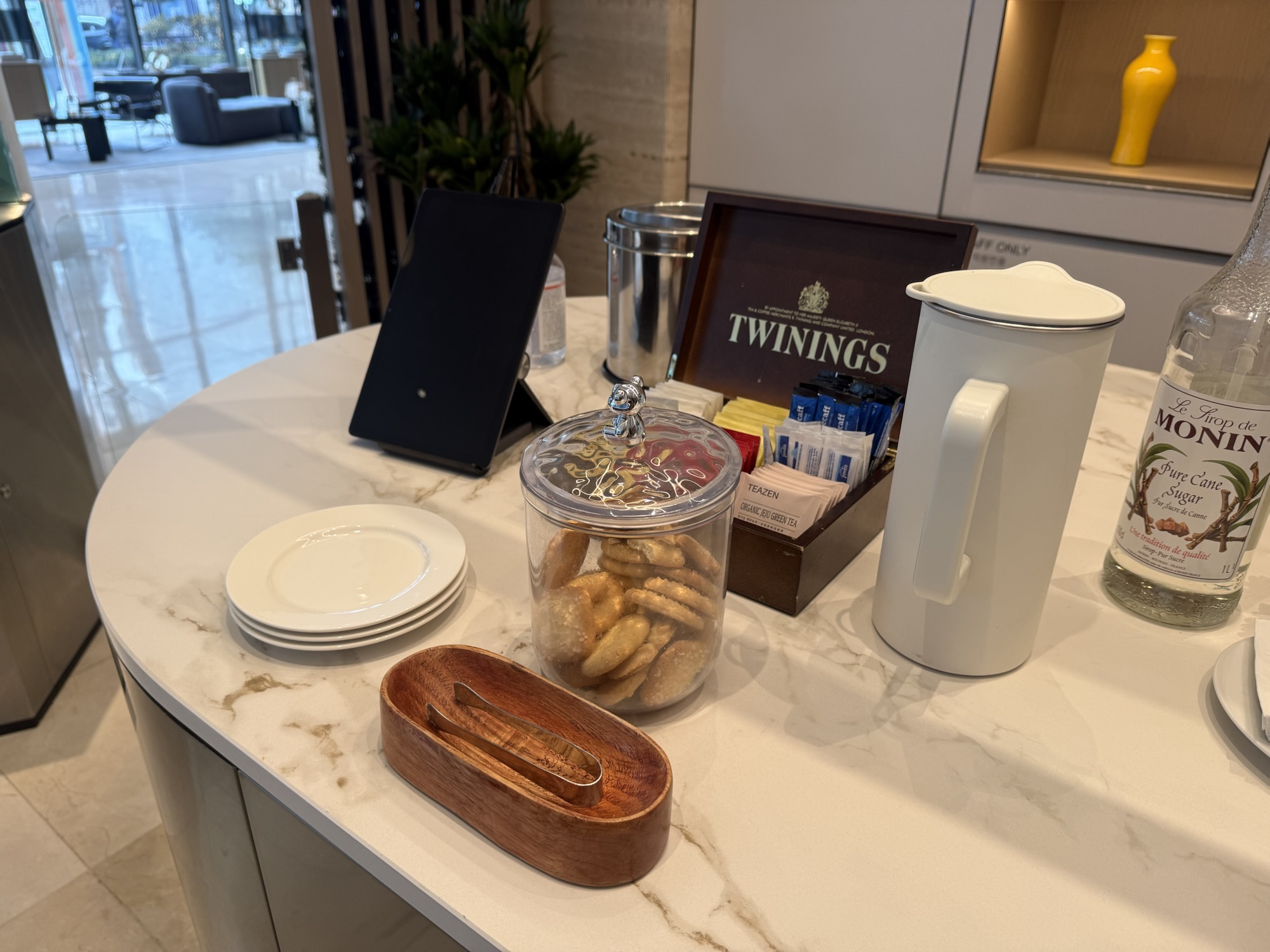 ラウンジのTWININGSティーとMONINシロップ