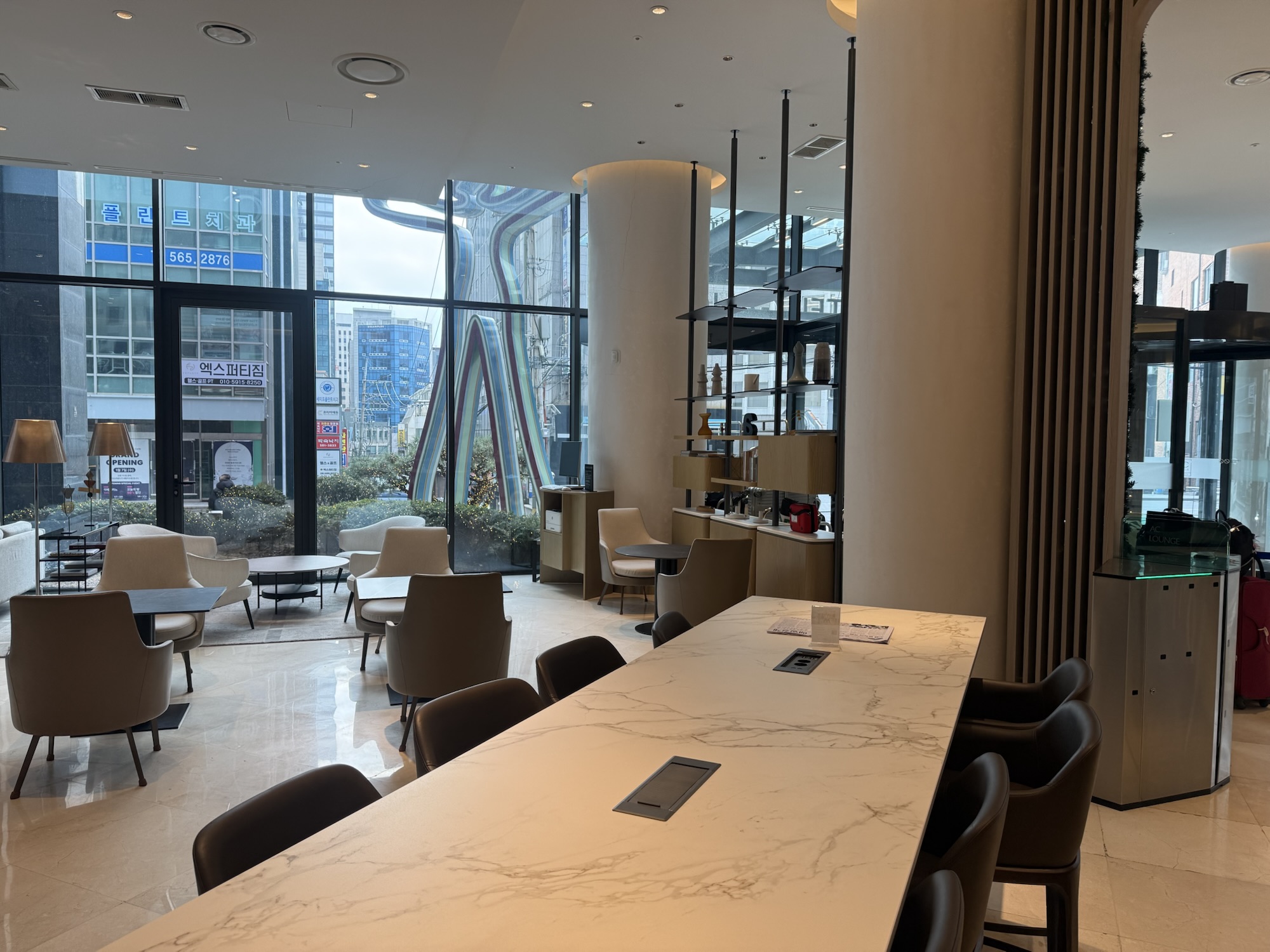 ACラウンジのカウンター席と窓