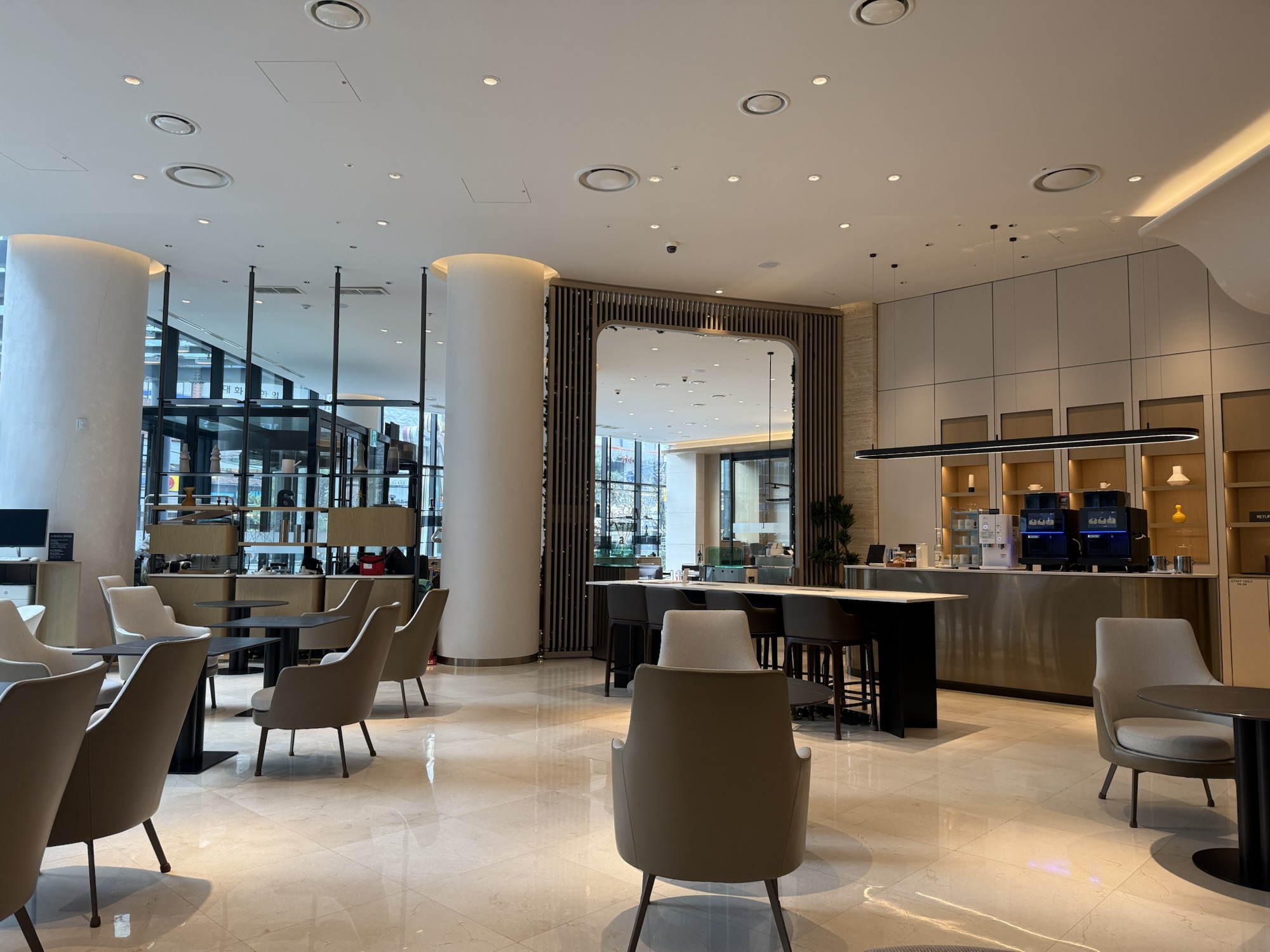 1FのACラウンジとコーヒーカウンター