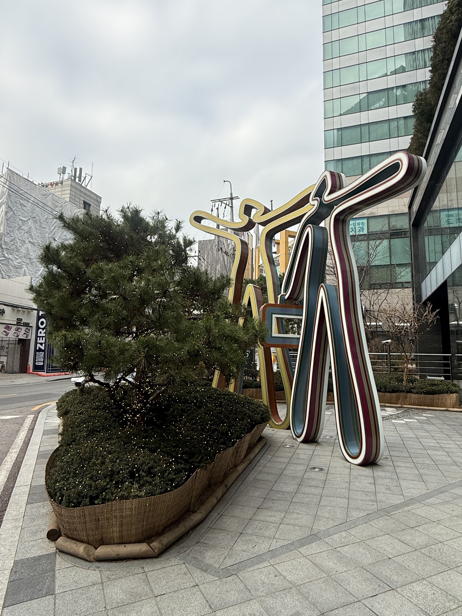 江南エリアの街並みとアートオブジェ