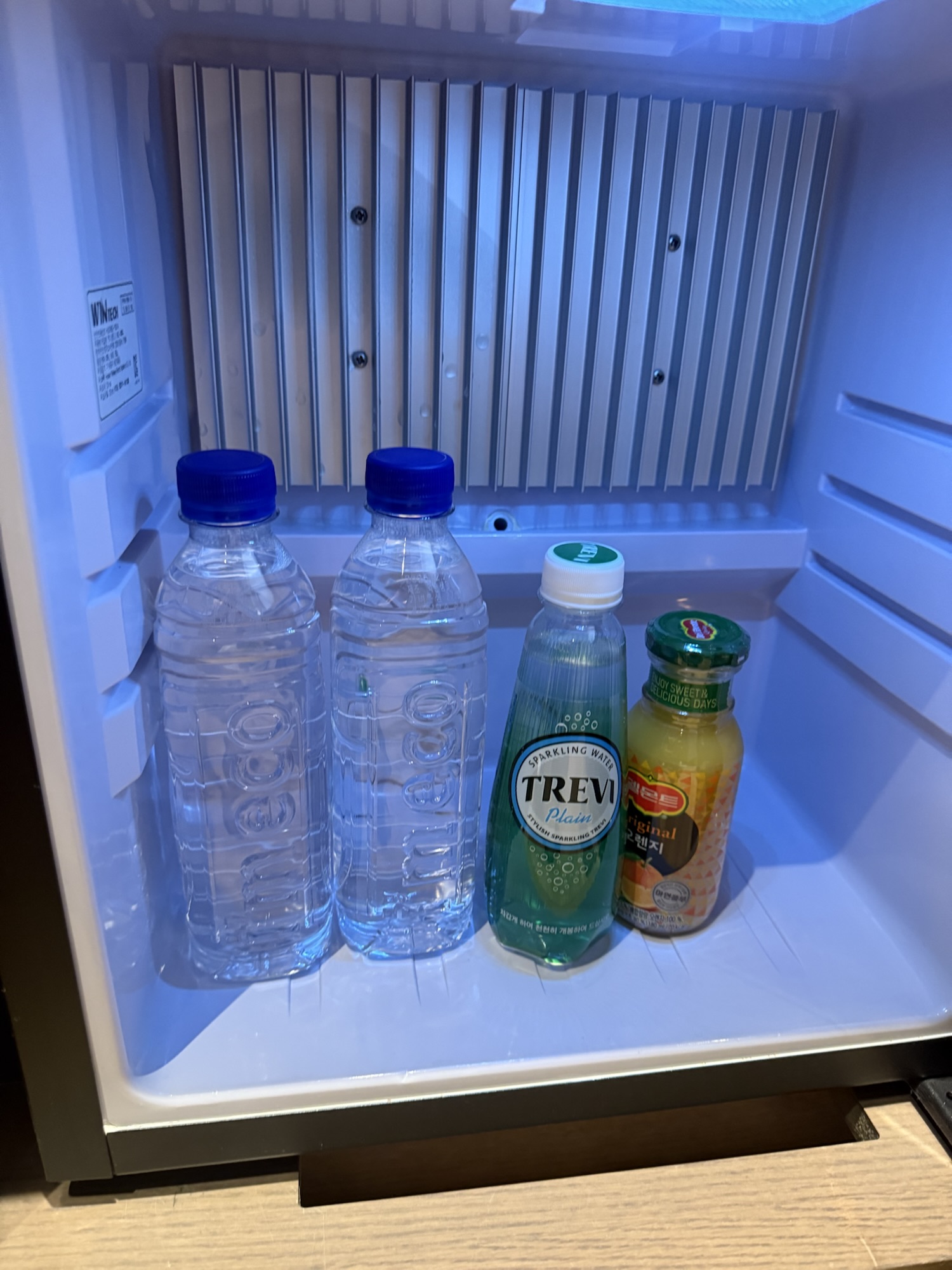 客室冷蔵庫の中身、水、スパークリング、オレンジジュース