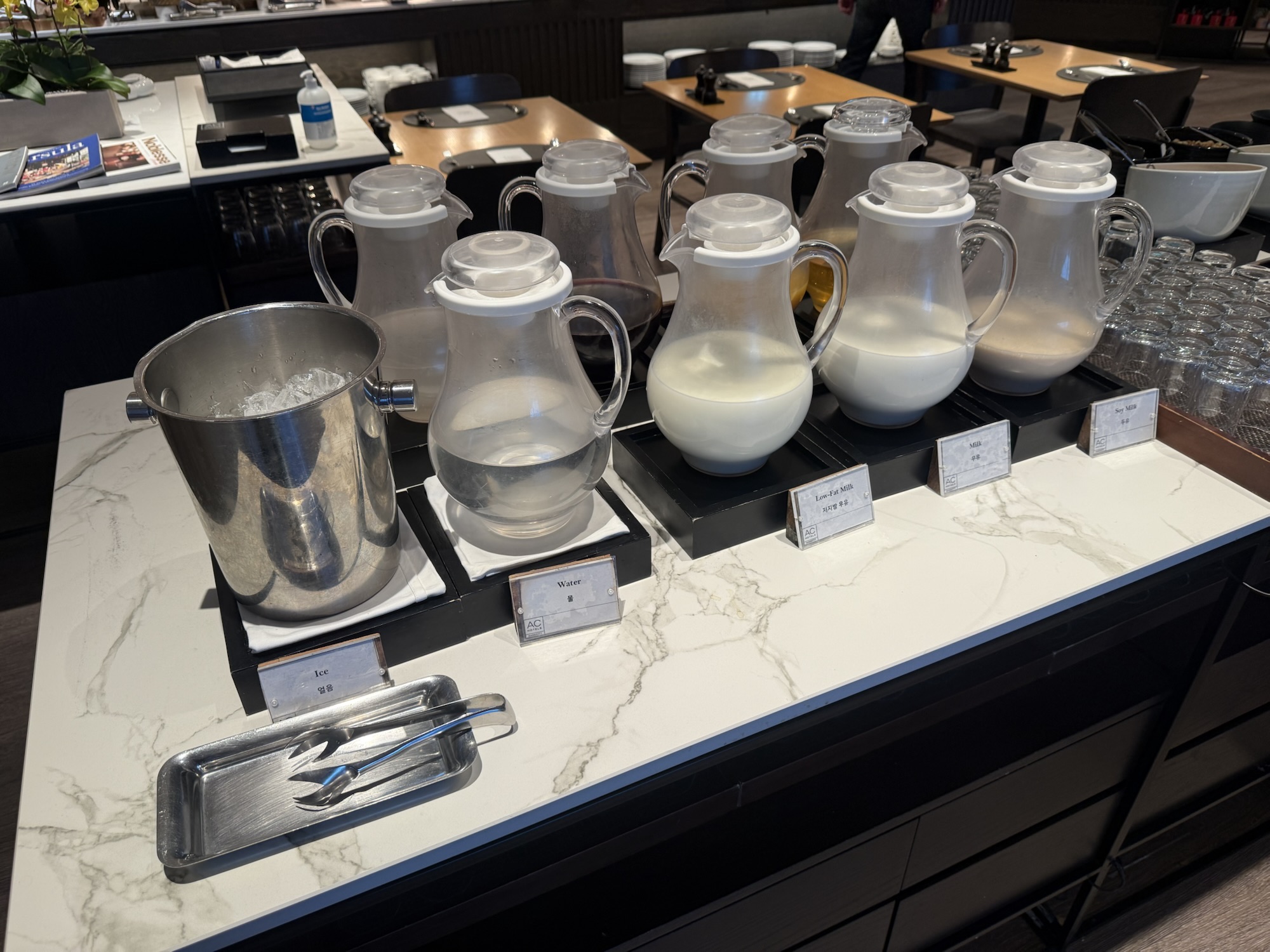 朝食のドリンクコーナー、ピッチャー各種