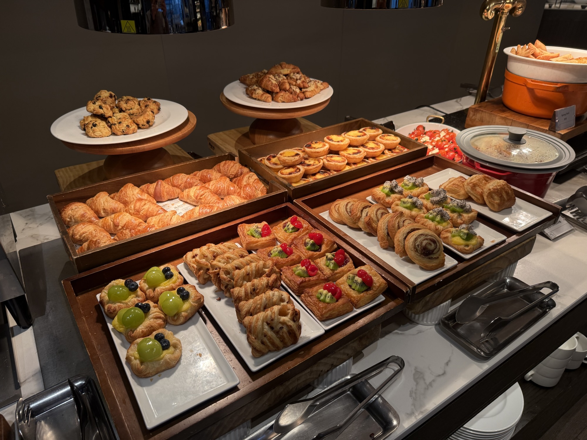 朝食のペストリーコーナー、クロワッサン、エッグタルト、デニッシュ