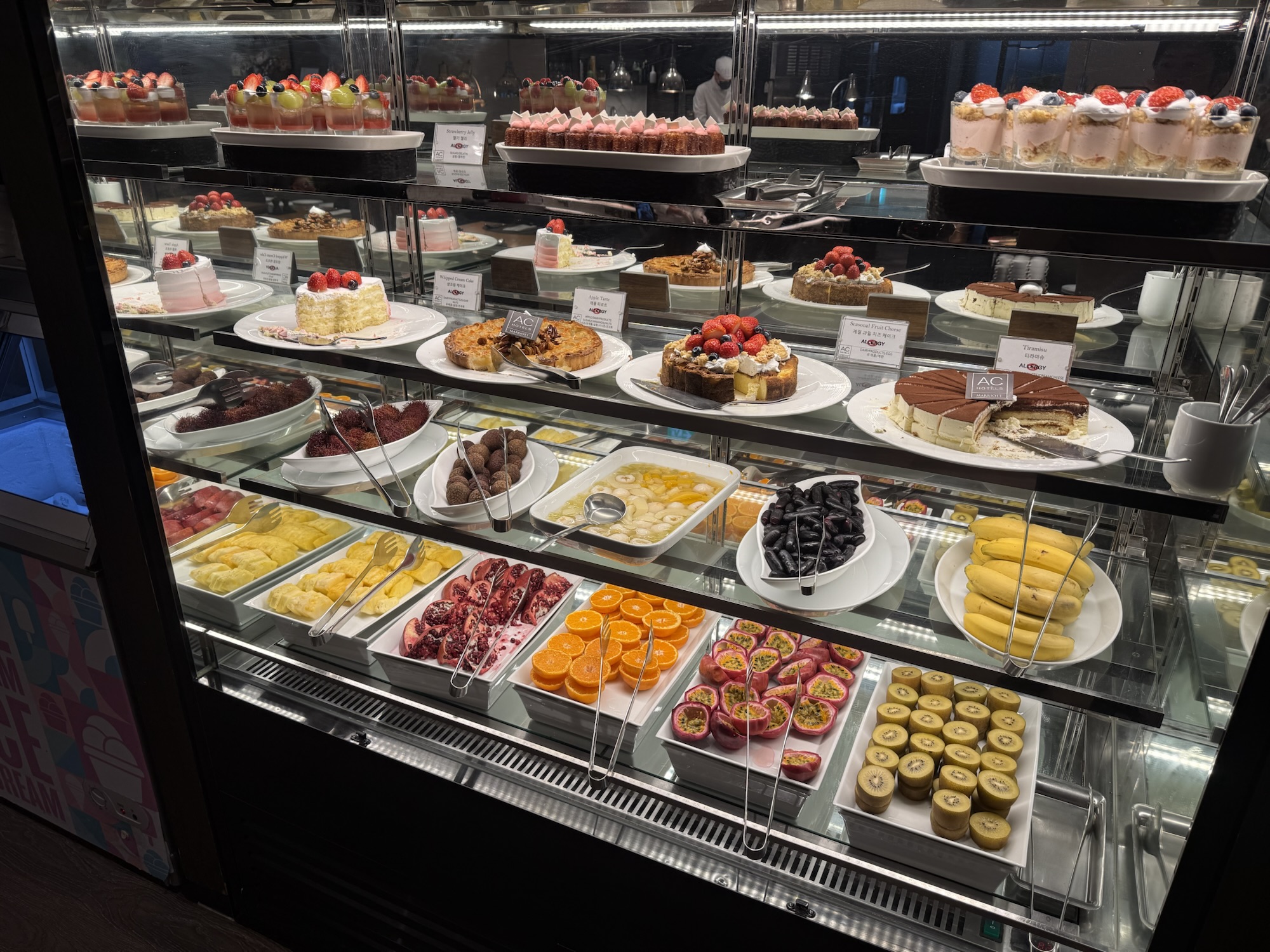 デザートケース、ケーキとカットフルーツ