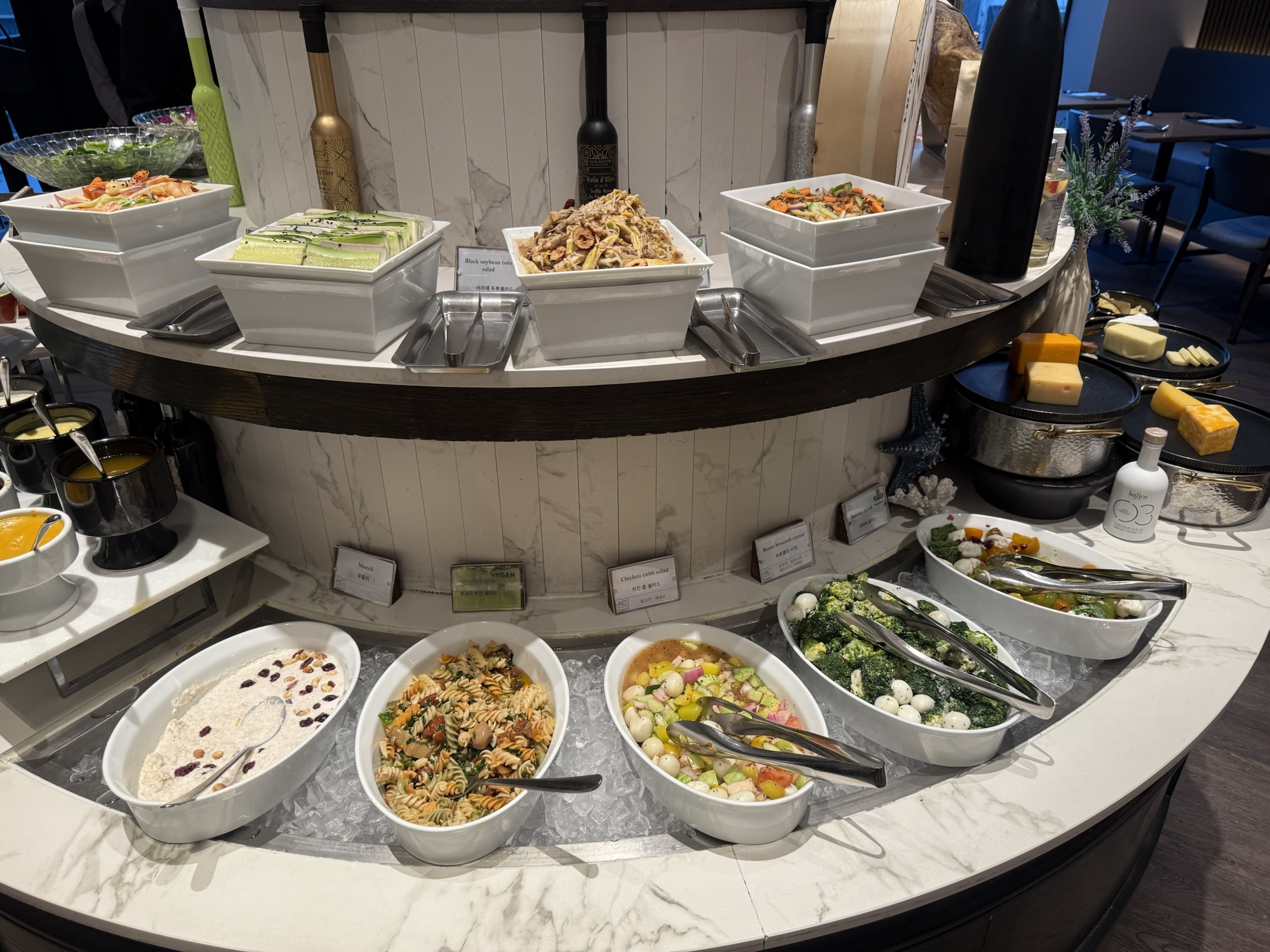 サラダ・惣菜コーナー、冷製サラダと温野菜