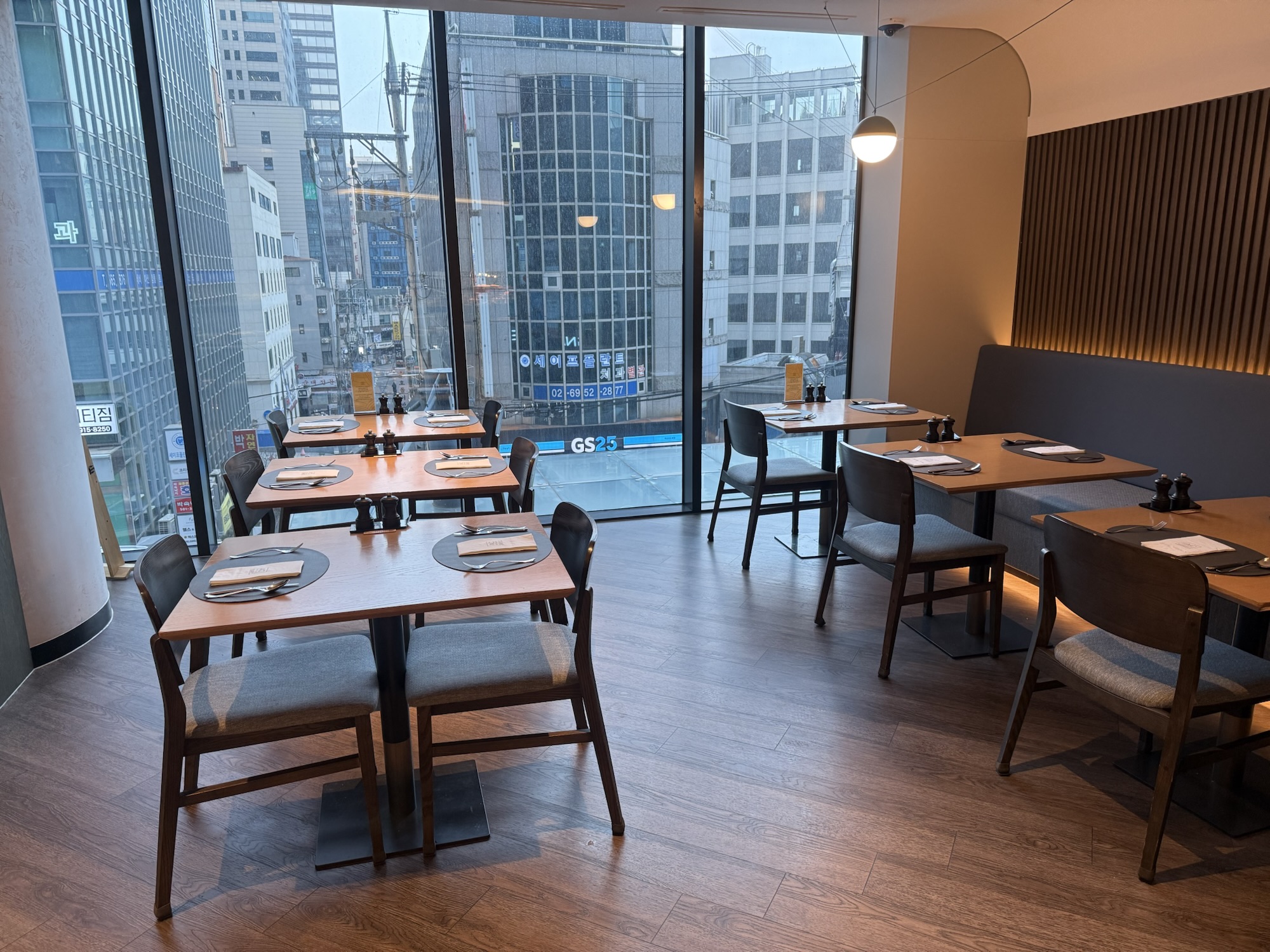 AC Kitchen朝食会場の内観、窓際テーブル席