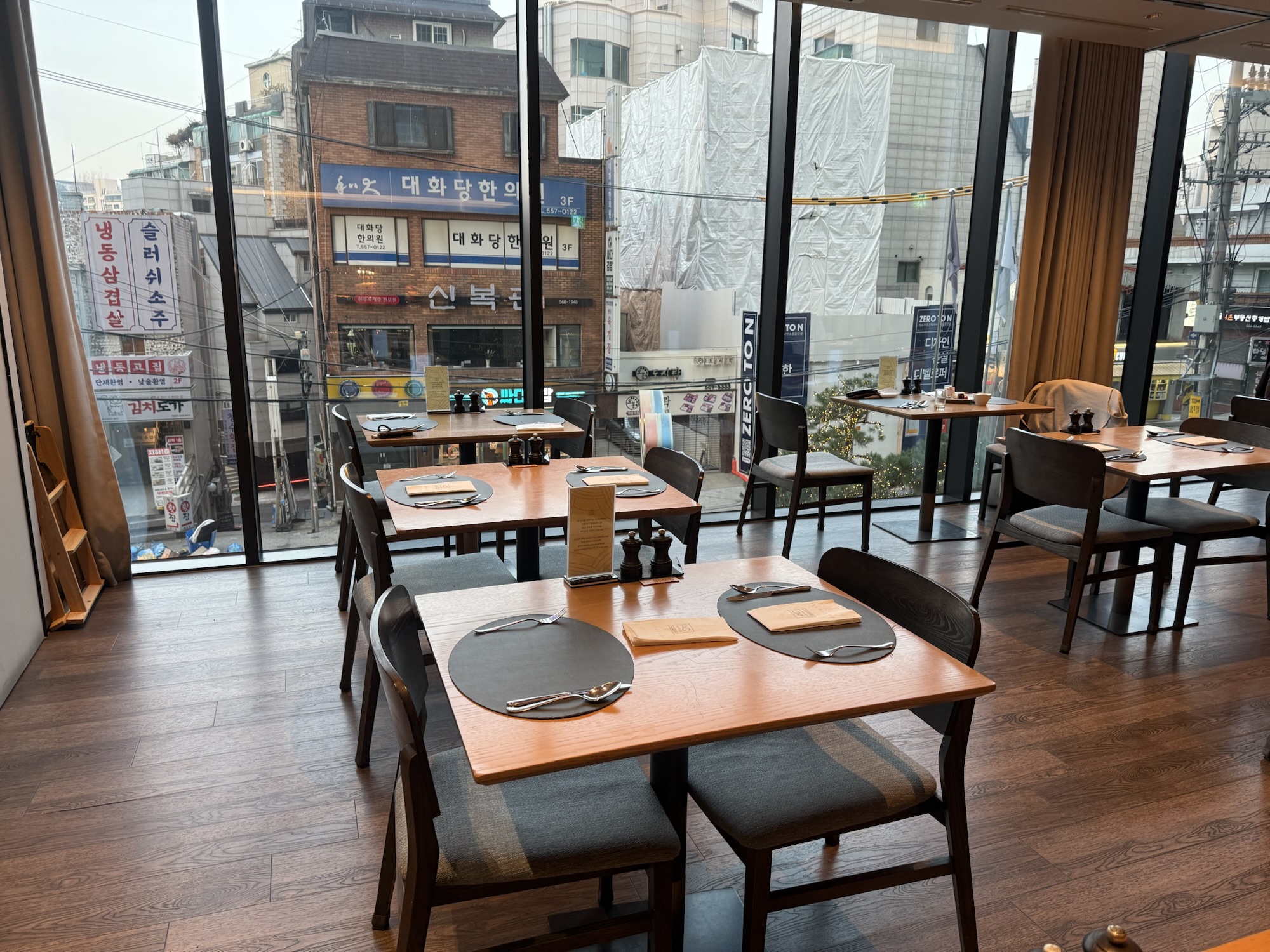 AC Kitchen朝食会場、大きな窓と外の江南の街並み