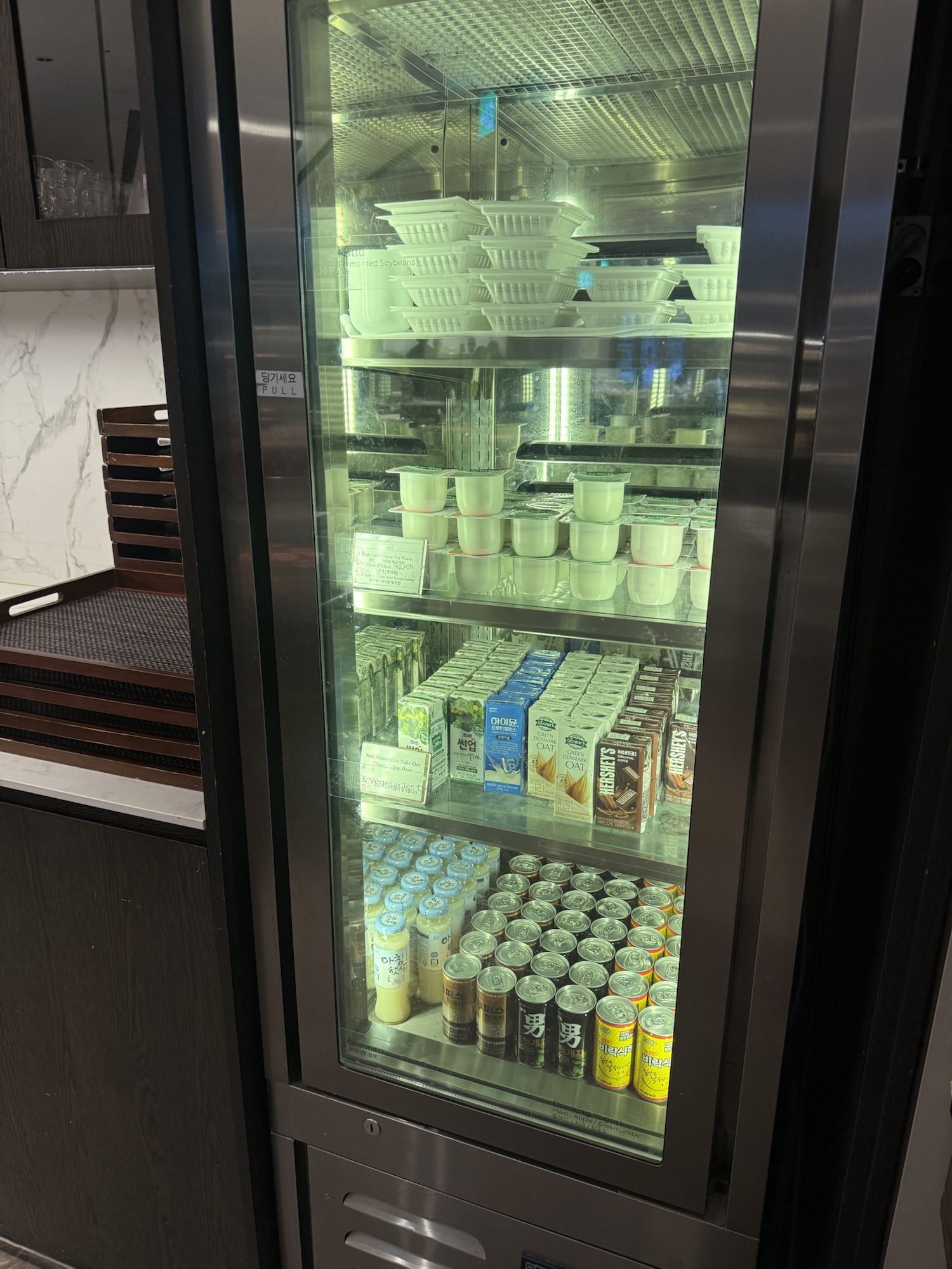 冷蔵ケース、ヨーグルト、オーツミルク、缶コーヒー