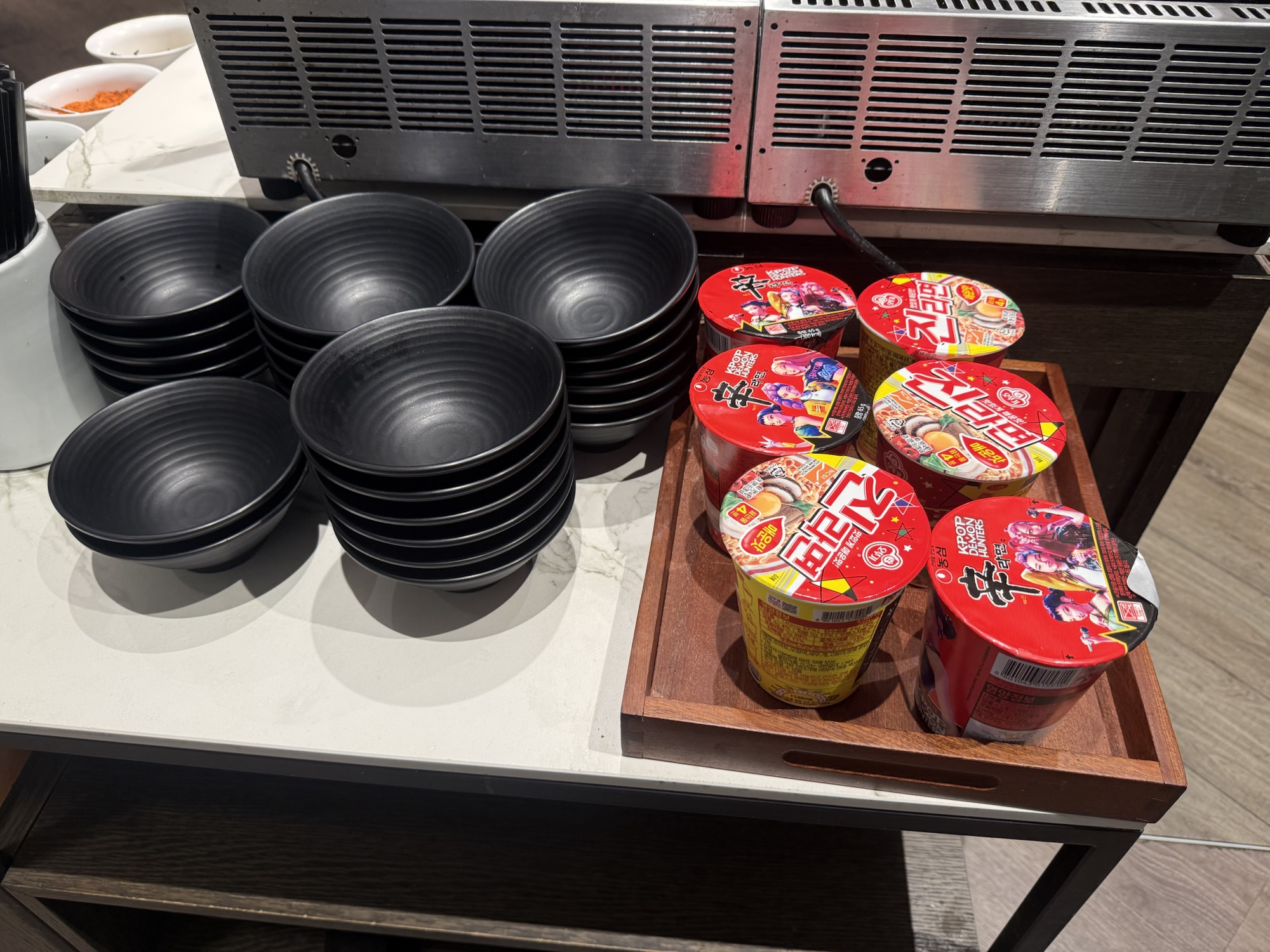 カップラーメンコーナーとラーメン鉢