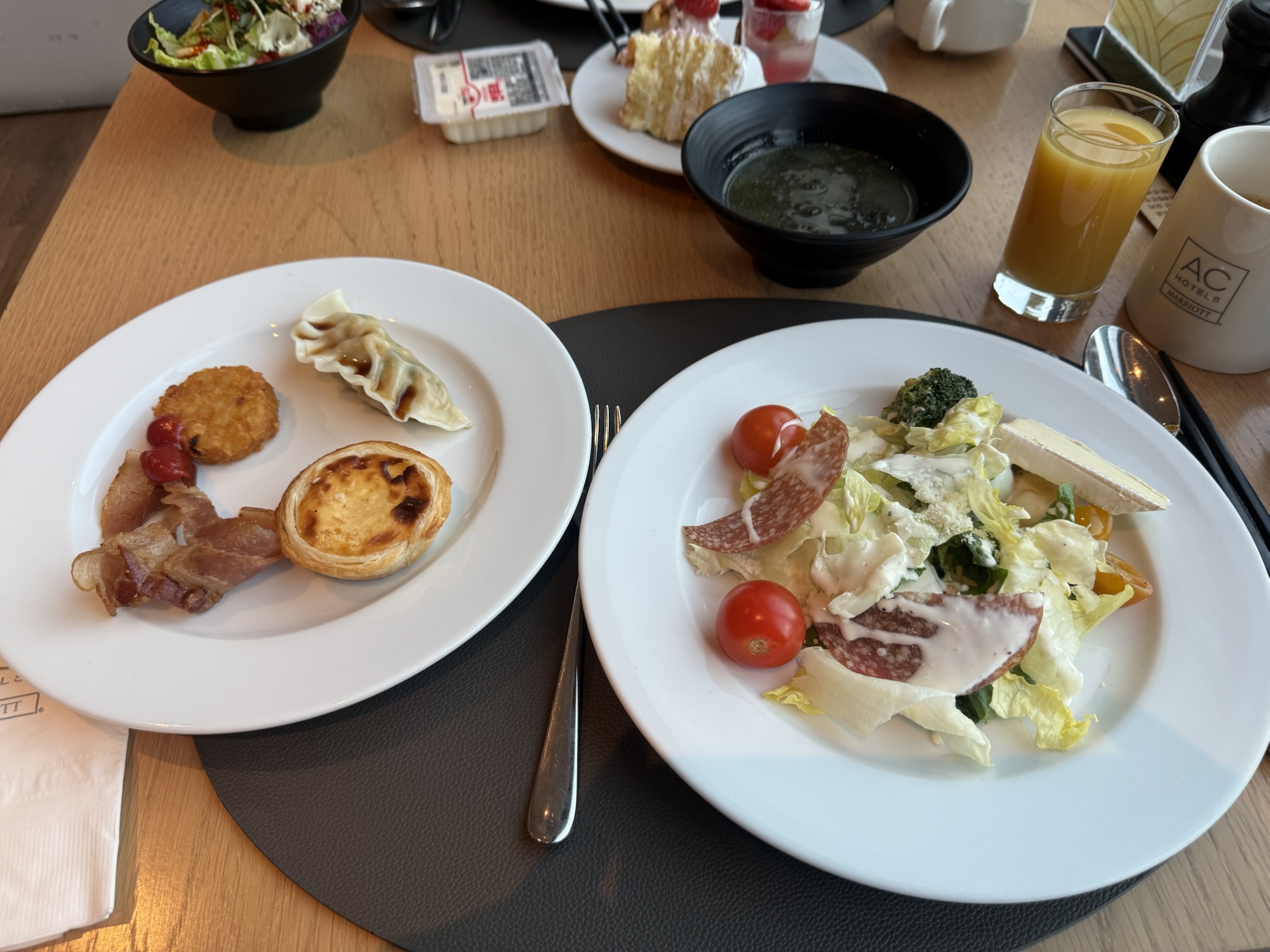 自分で盛り付けた朝食プレート2枚