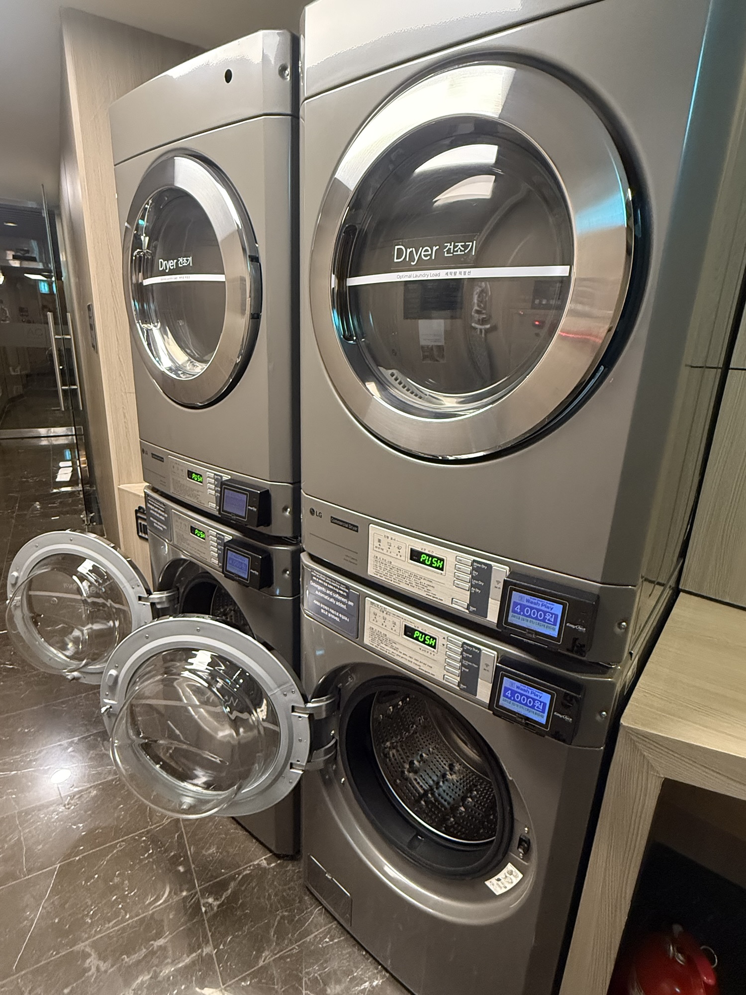 B1のセルフランドリー、LG製洗濯機と乾燥機