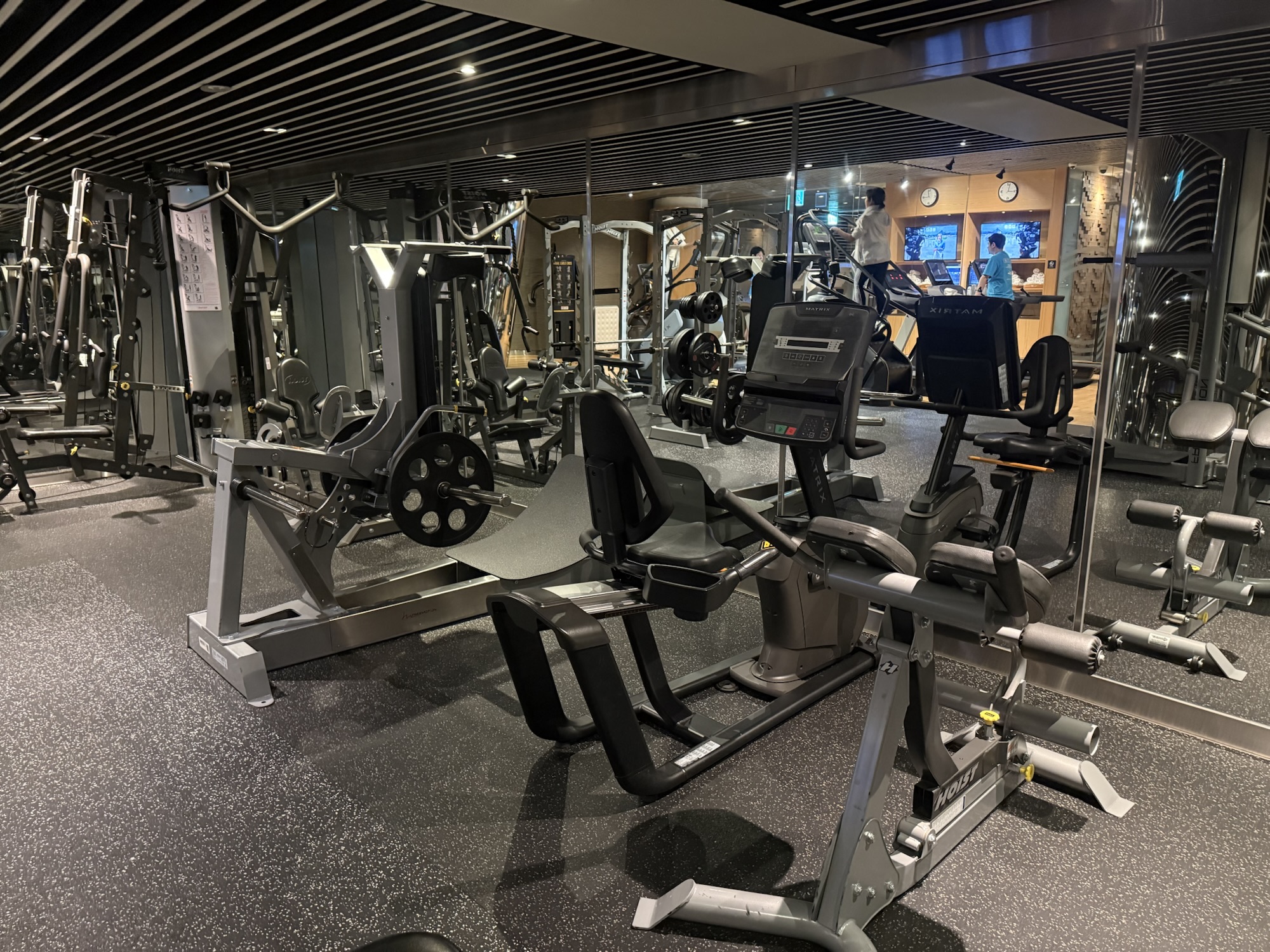 B1フィットネス全体の様子、カーディオマシンも見える