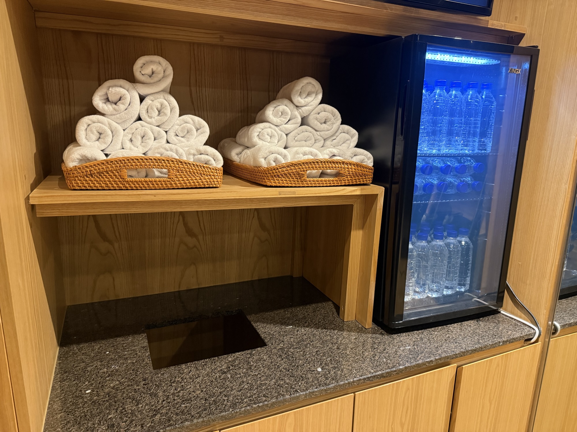 サウナエリア入口付近、タオルと冷水ストッカー