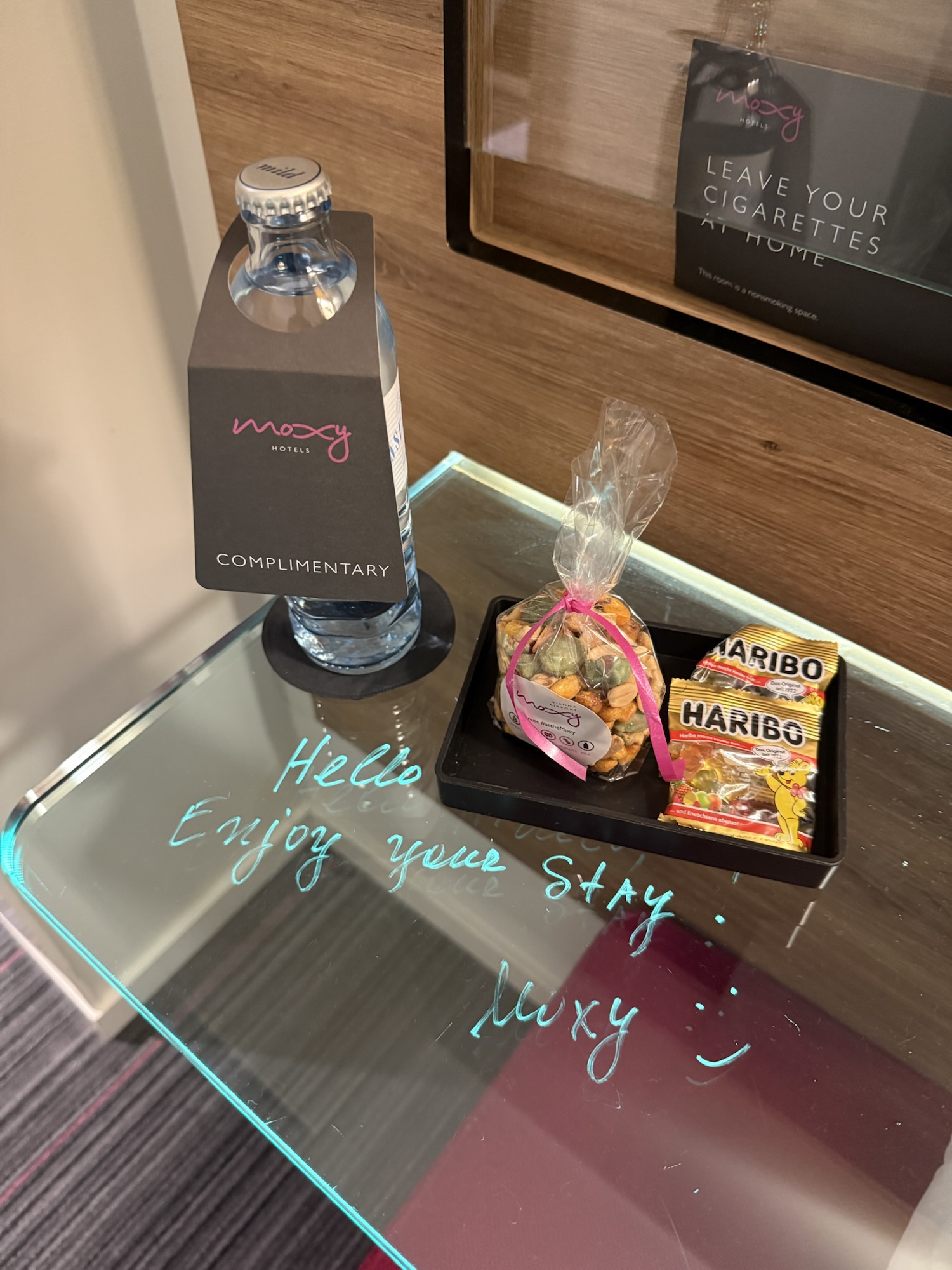 室内のウェルカムギフト、水とHARIBO