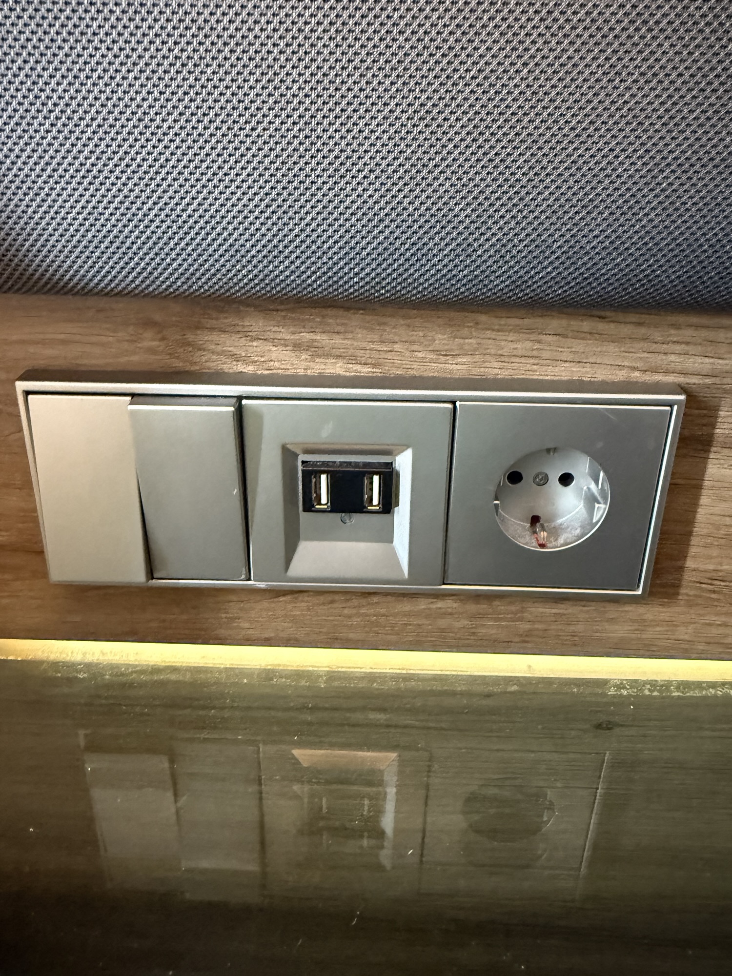 USB-Aとヨーロッパ型コンセント