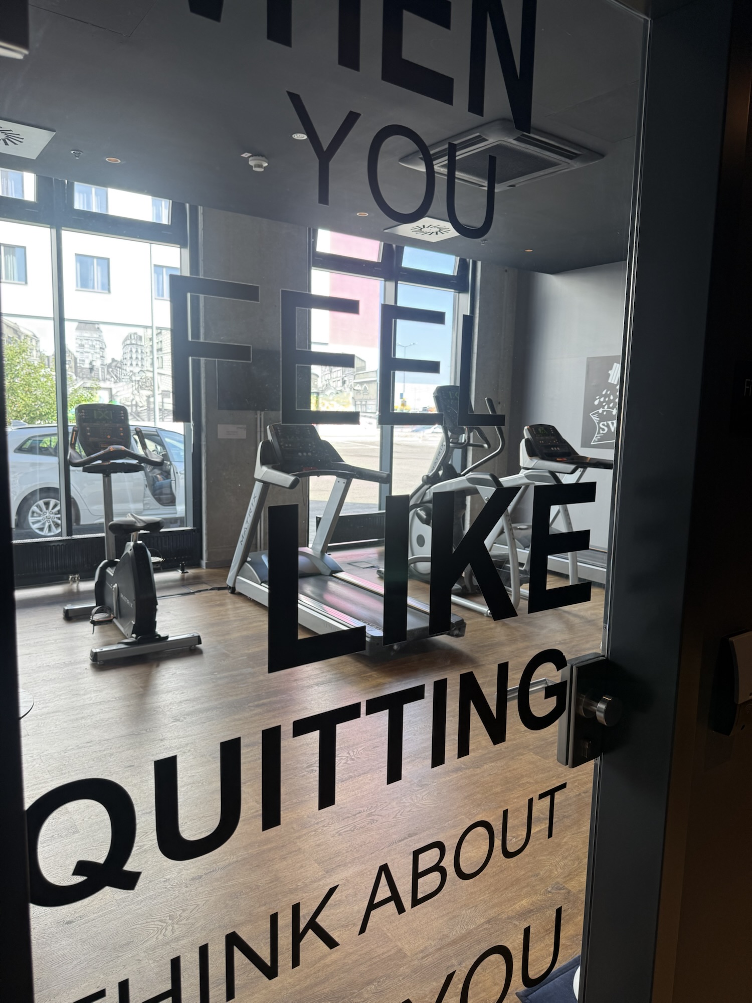 フィットネスルーム、トレッドミルとFEEL LIKE QUITTINGメッセージ